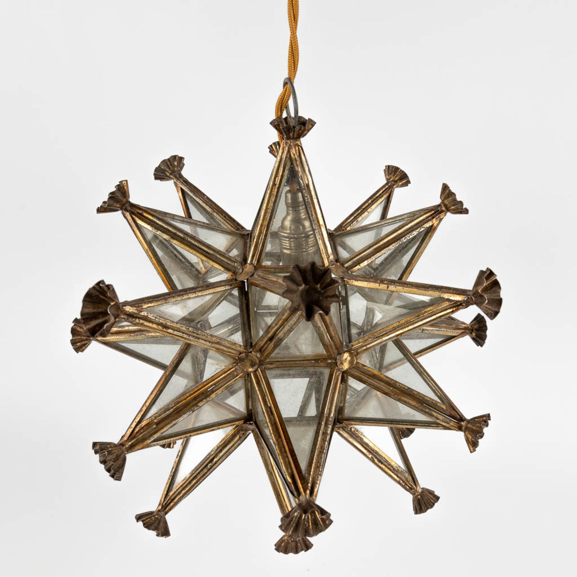 A lantern in the shape of a star, copper and glass, circa 1950. (W:25 x H:25 x D:25 cm)