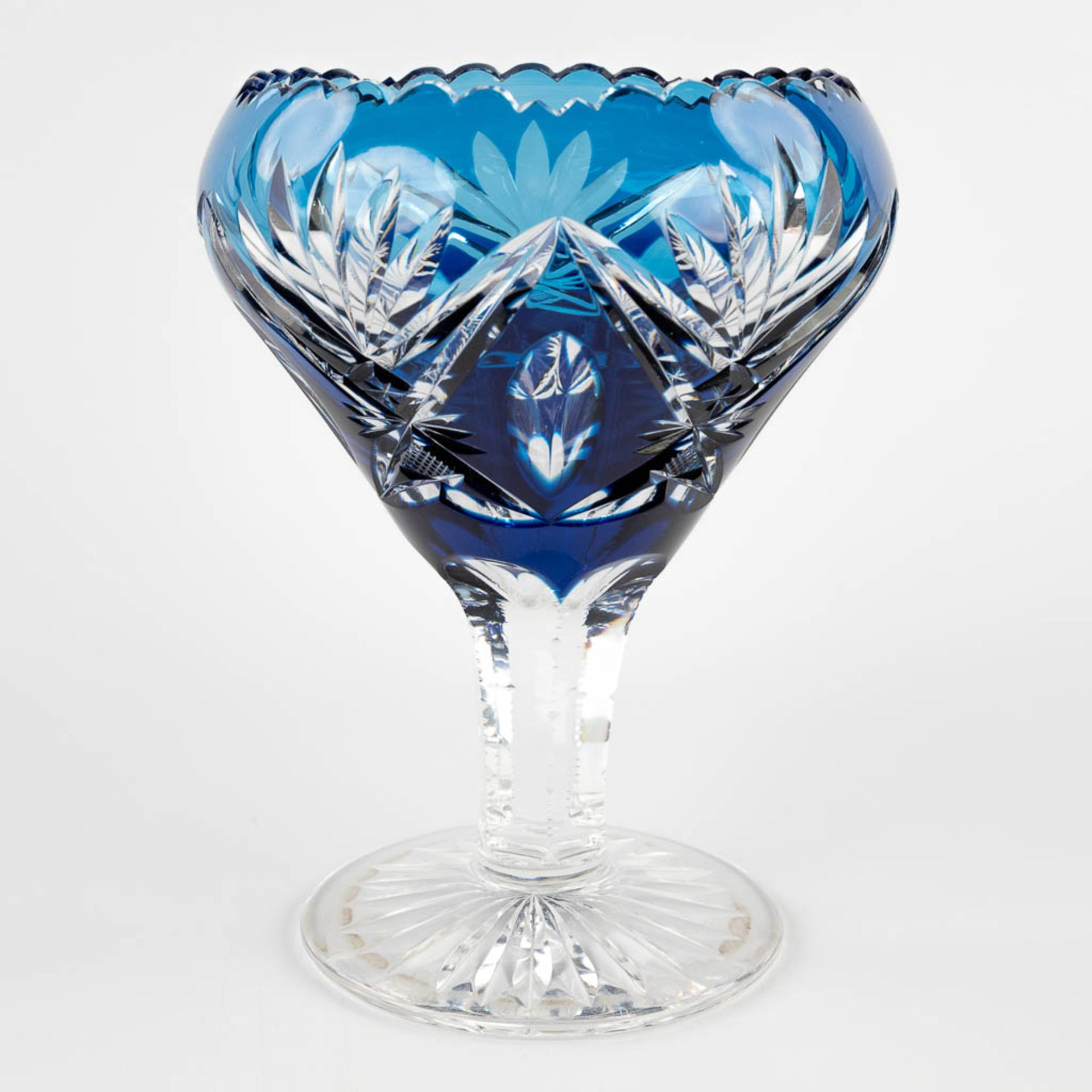 Val Saint Lambert a blue coloured and cut cyrstal bowl on a stand. (H:23 x D:18 cm) - Bild 4 aus 12