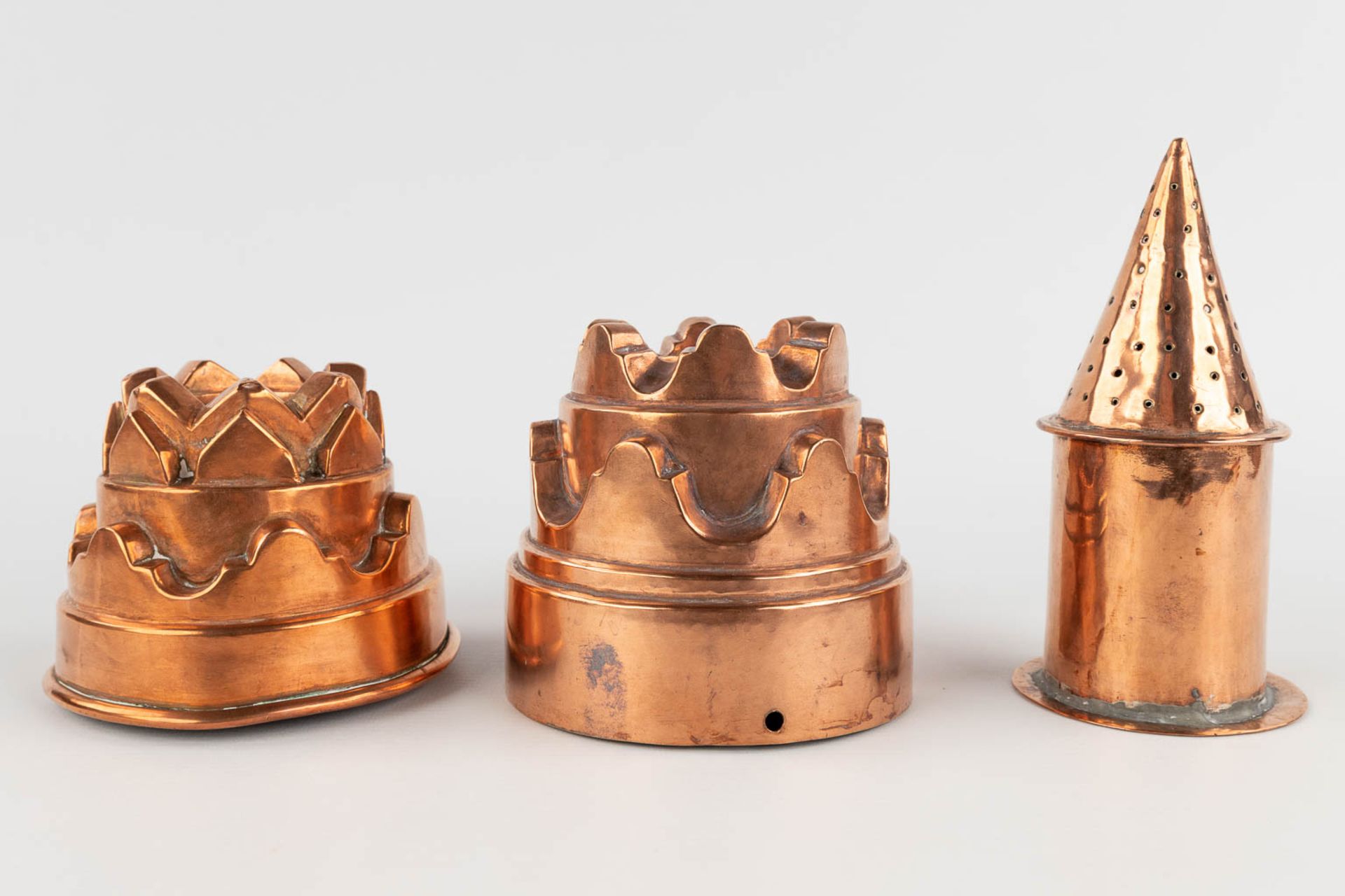 14 cake baking forms, added a sugar caster, copper. 19th/20th C. (H:9 x D:22 cm) - Image 3 of 20