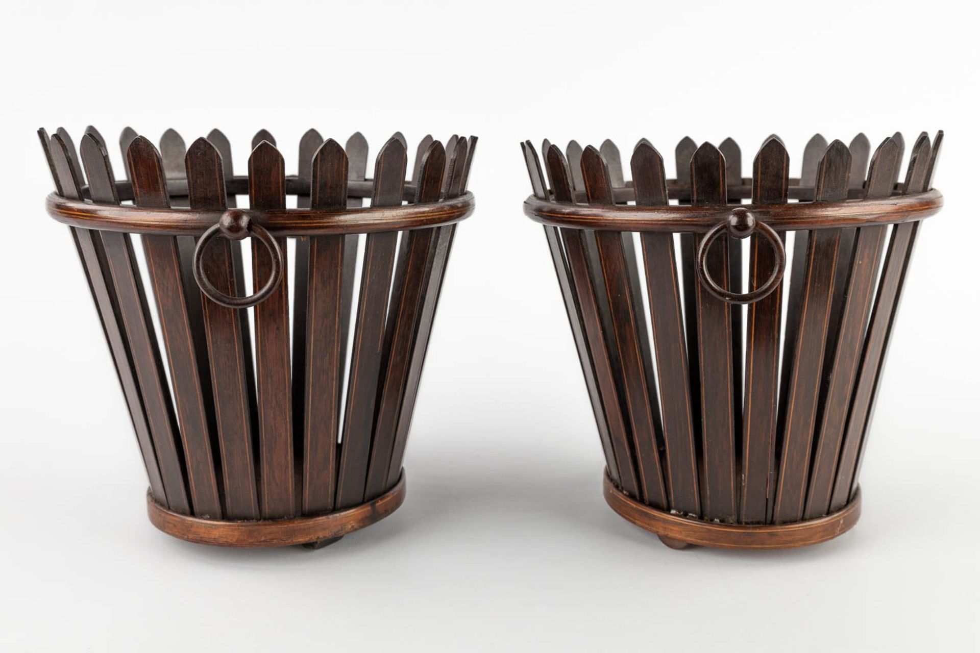 A pair of Edwardian flower baskets, mahogany, England. (H:21 x D:23 cm) - Image 4 of 11