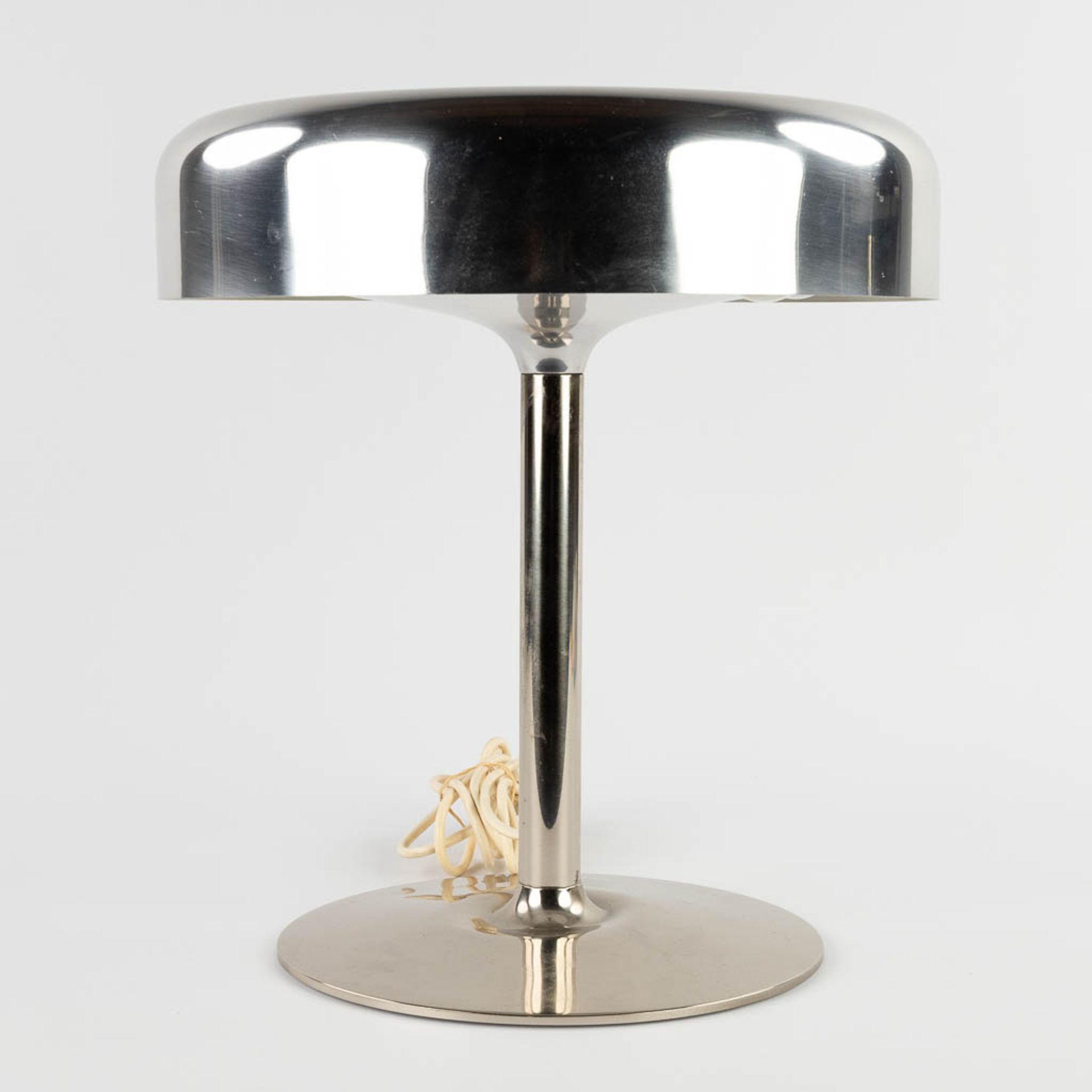 A table or desk lamp, polished metal, circa 1970. (H:40 x D:37 cm)