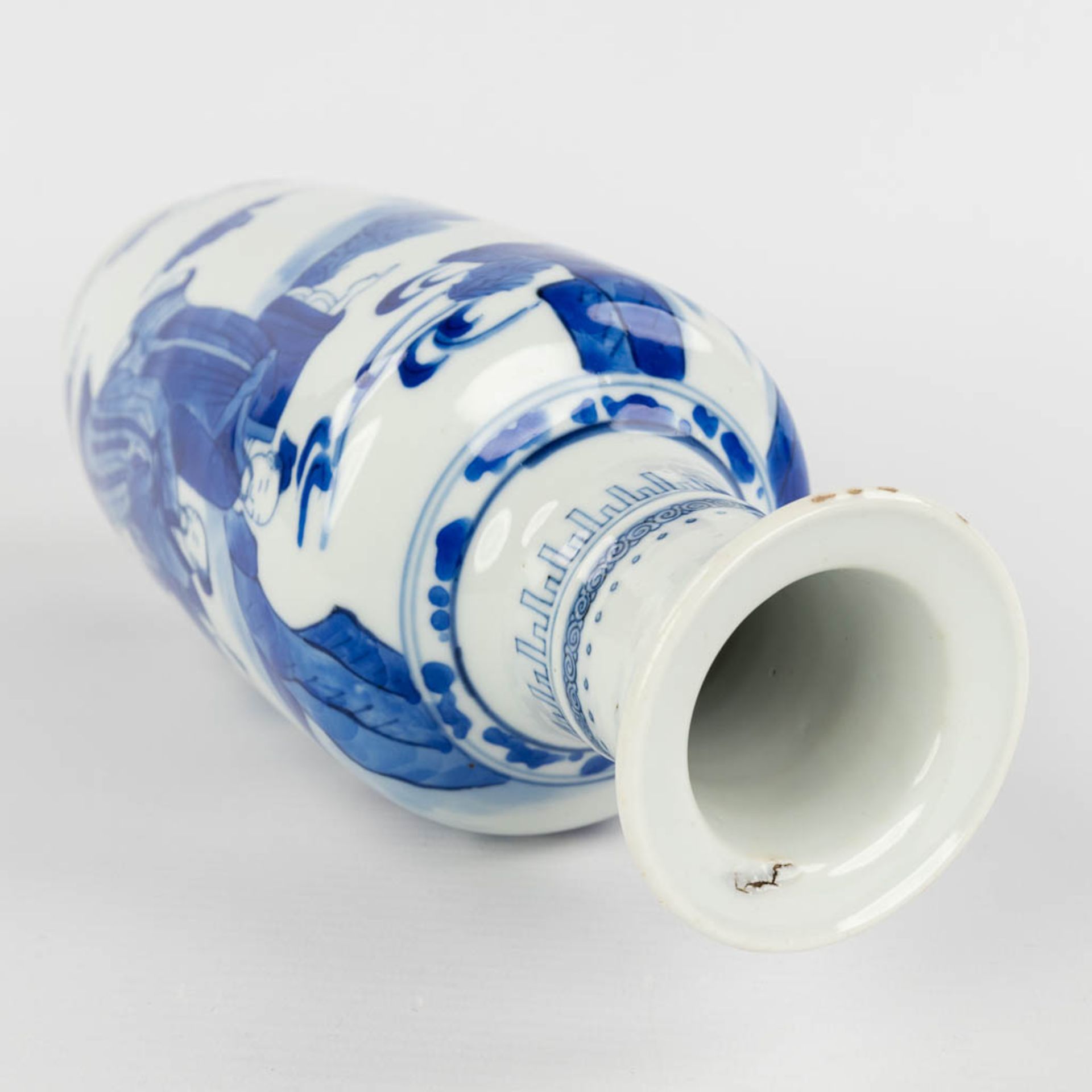 A Chinese vase decorated with blue-white figurines, Kangxi period. 18th C. (H:26 x D:10 cm) - Bild 8 aus 12