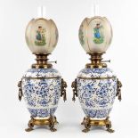 A pair of oil lamps, Delfts faience, 19th C. (D:23 x W:28 x H:68 cm)