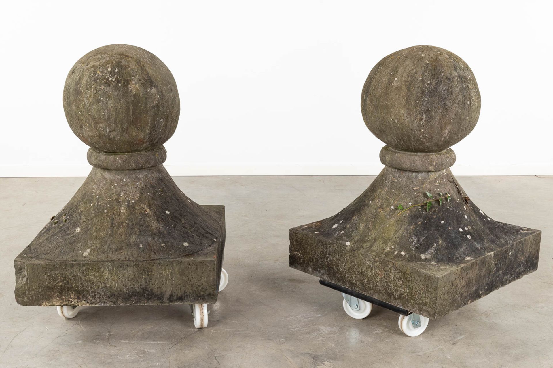 An exeptional pair of pillar finials, or pillar caps. Sculptured blue stone. 19th C. (D:60 x W:60 x - Image 5 of 8