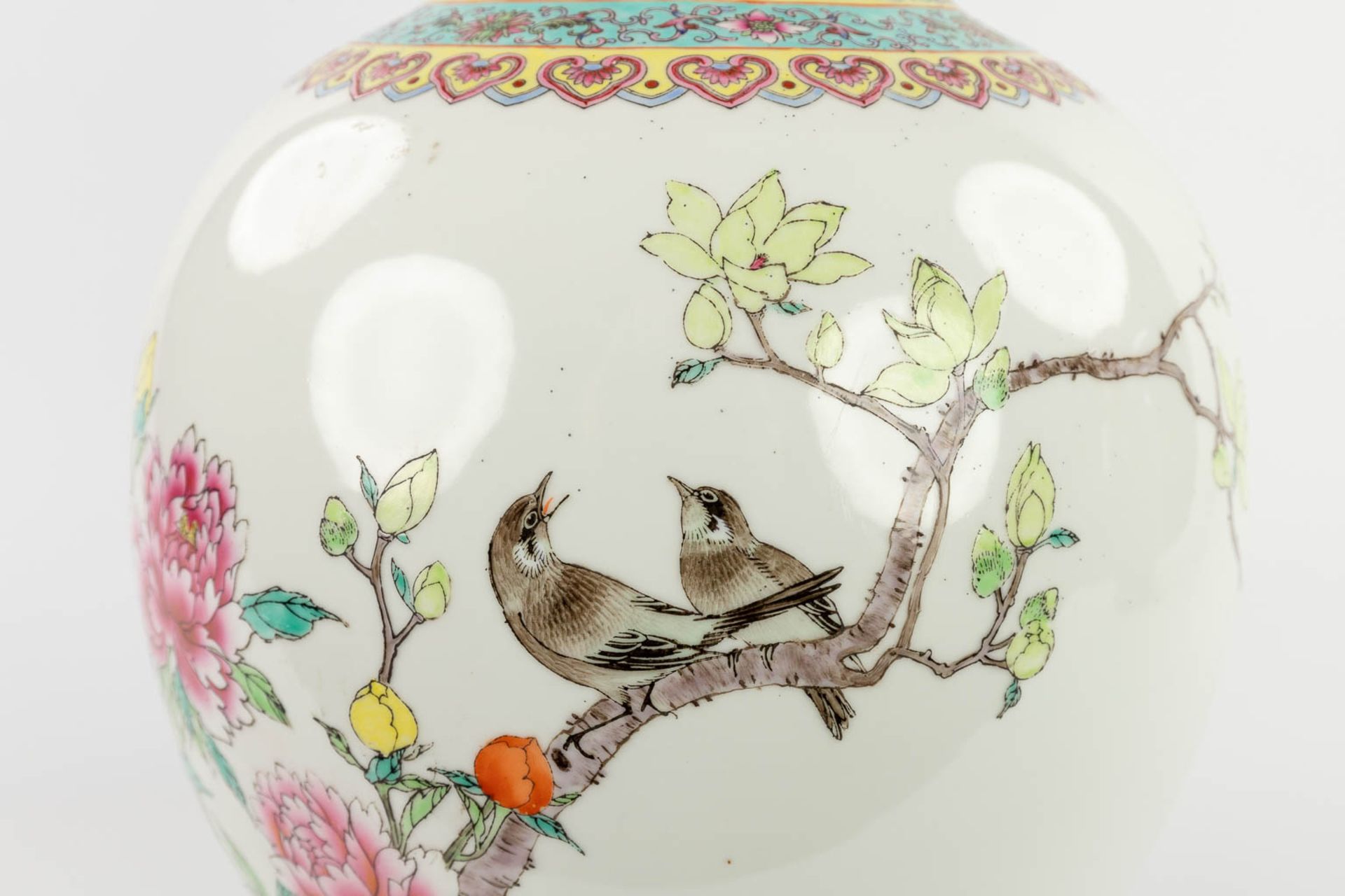 A Chinese 'Sang De Boeuf' and Famille Rose vase, 20th C. (H:57 x D:29 cm) - Bild 10 aus 15