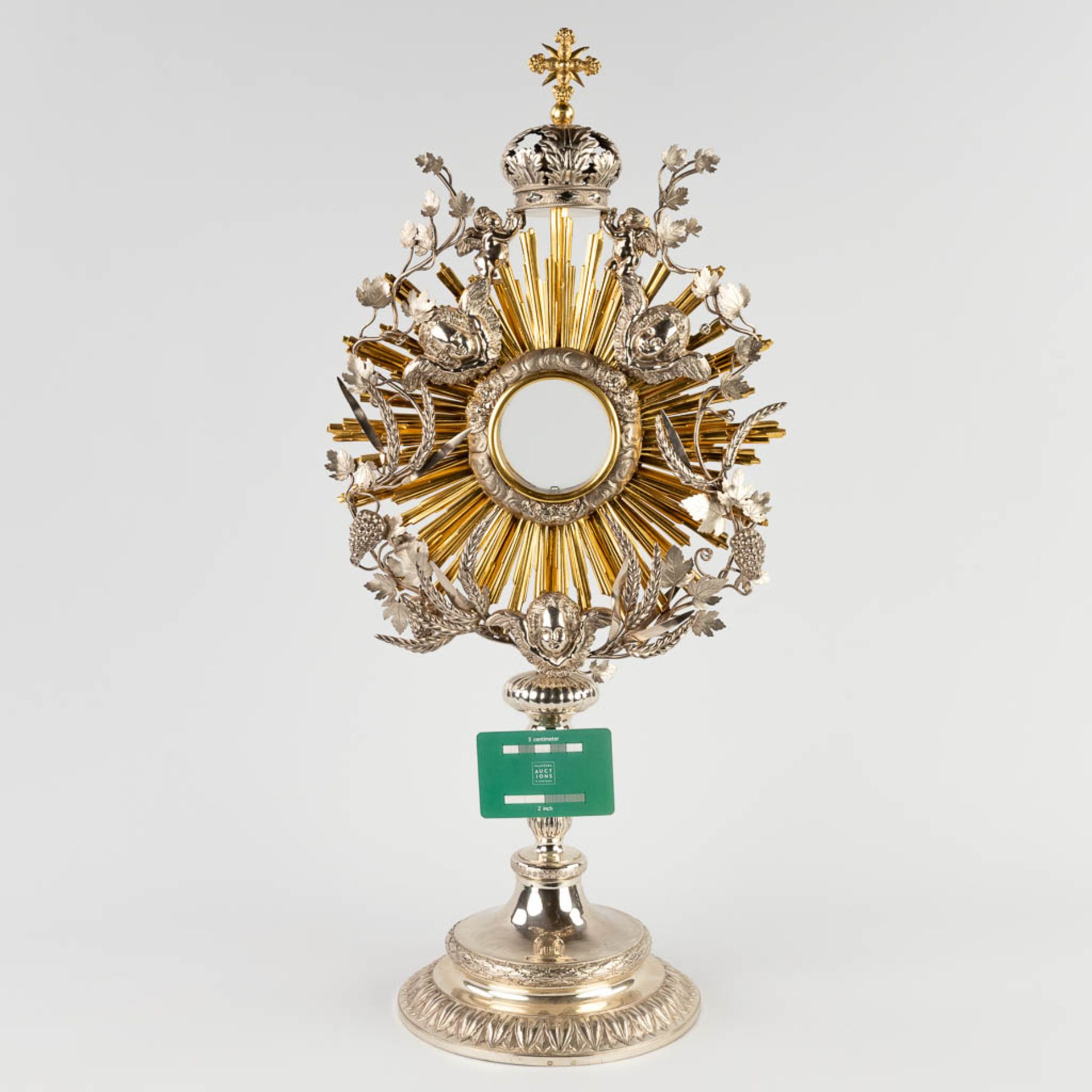 A sunburst monstrance, silver, decorated with angels, wheat and grape vines. Belgium, 19th C. (D:20 - Image 2 of 22