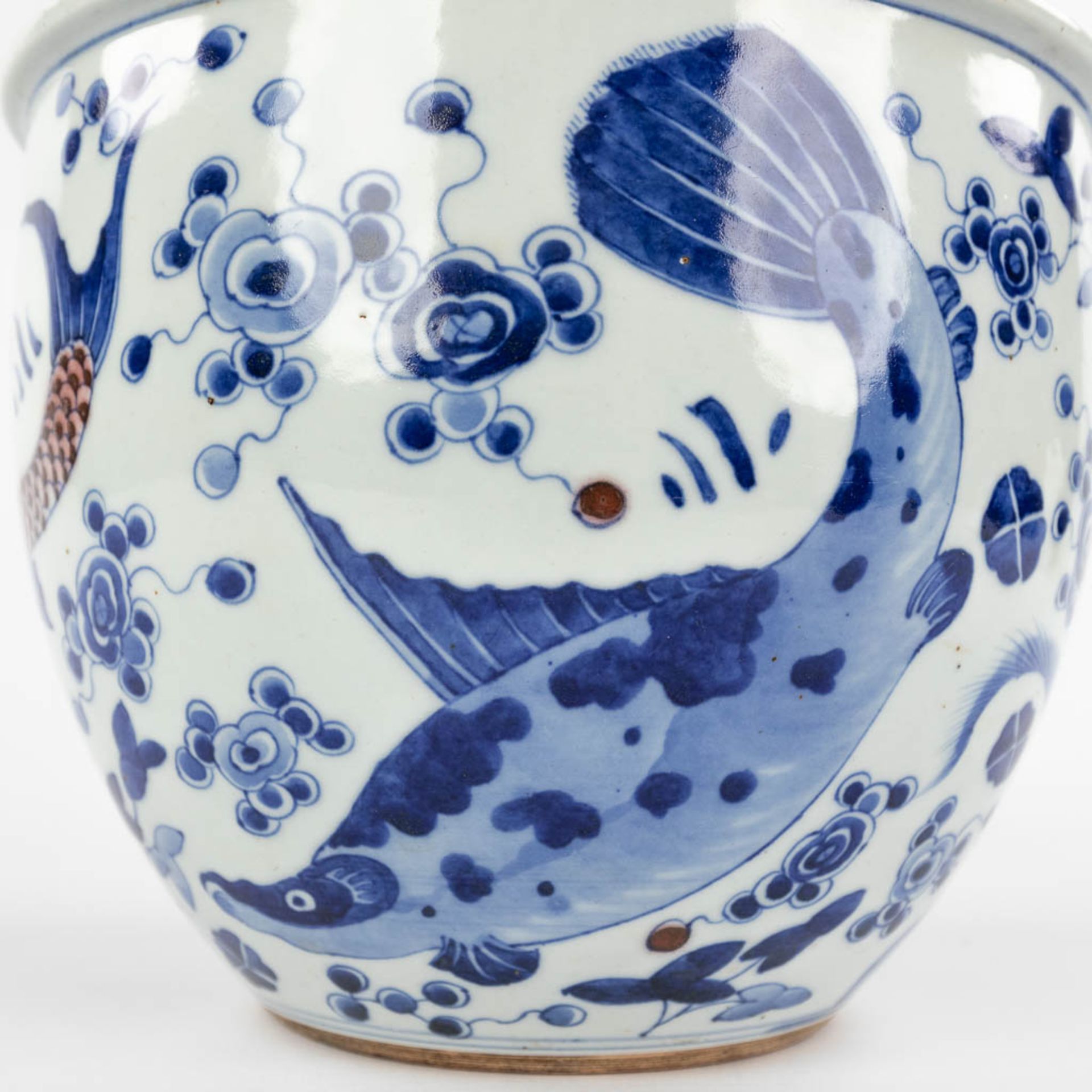 A large Chinese porcelain fish bowl, blue-white decor, 18th/19th C. (H:17 x D:22 cm) - Image 10 of 11