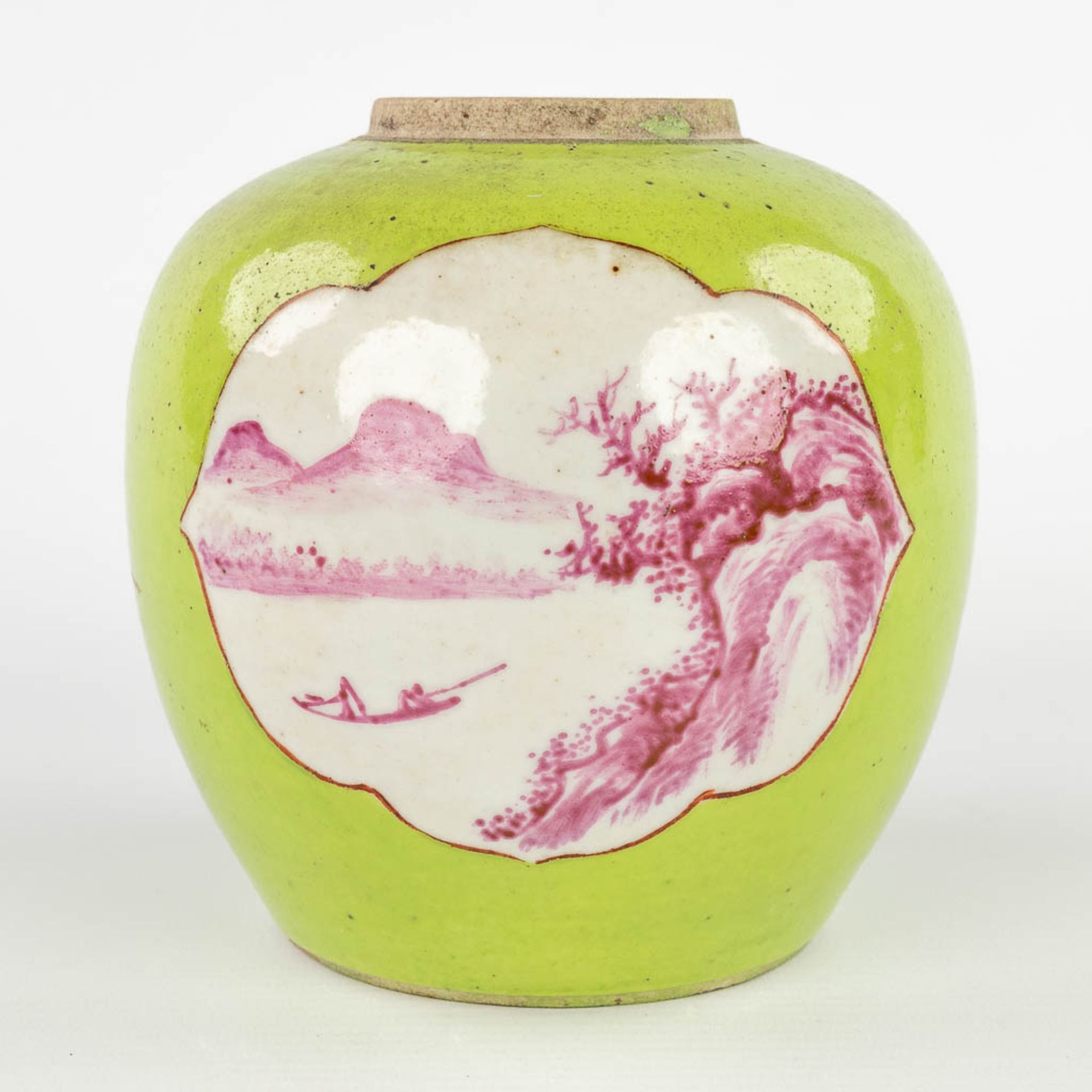 A Chinese jar with landscape decor. 18th/19th C. (H:13 x D:12,5 cm)