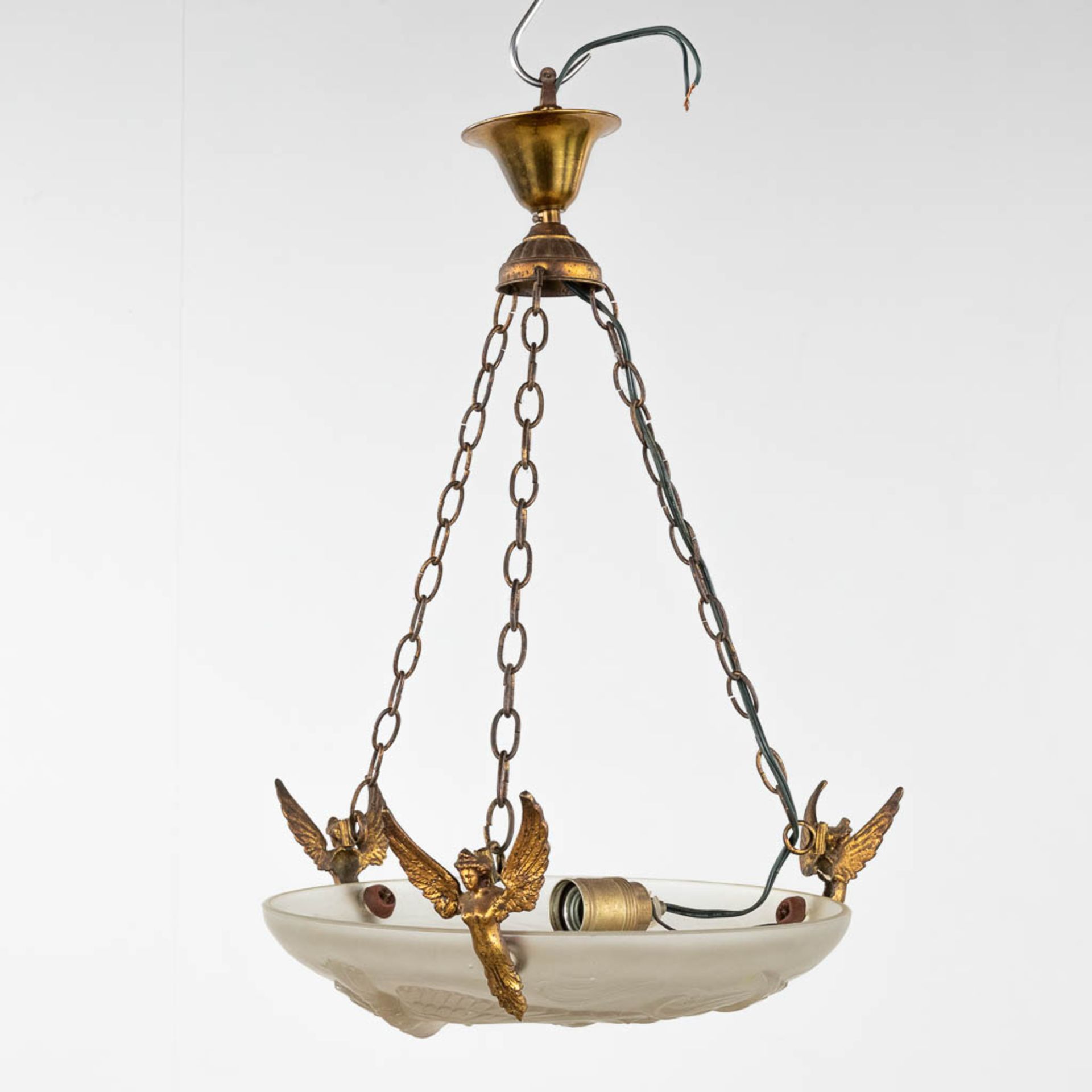 An art glass chandelier, suspended by bronze angels and decorated with flying birds. Art Deco. (D:40 - Bild 3 aus 9