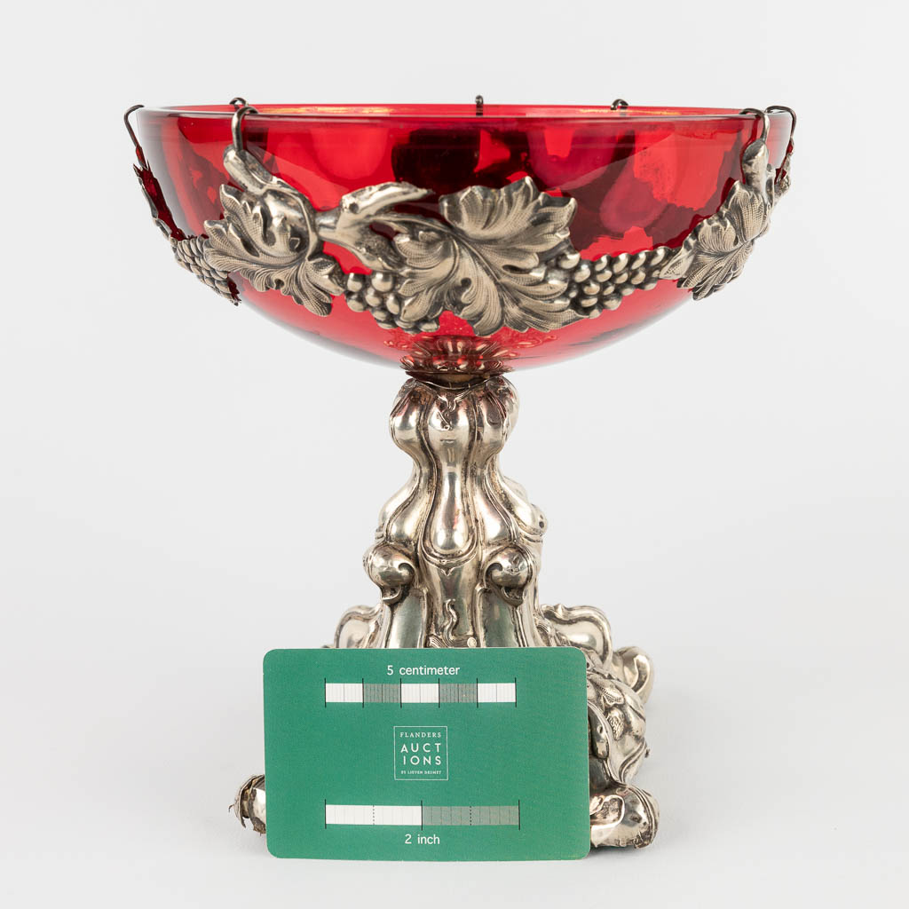 A red glass bowl on a silver base, decorated with grape vines. (H:20 x D:18,5 cm) - Image 2 of 14
