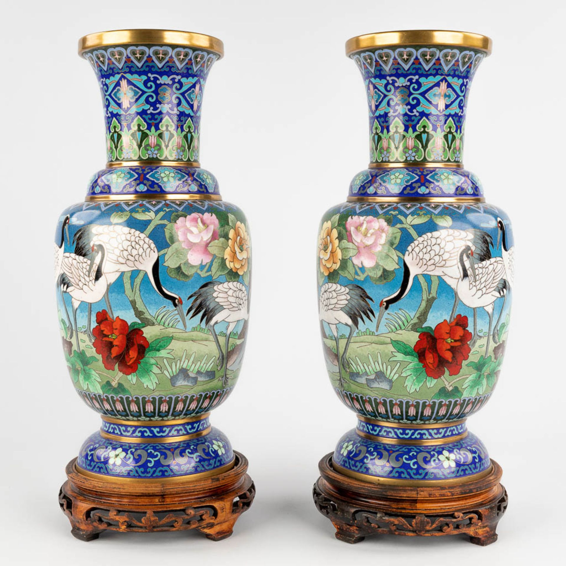 A pair of Chinese bronze cloisonné vases, decorated with cranes and flowers. 20th C. (H:39 x D:18 cm - Bild 3 aus 13