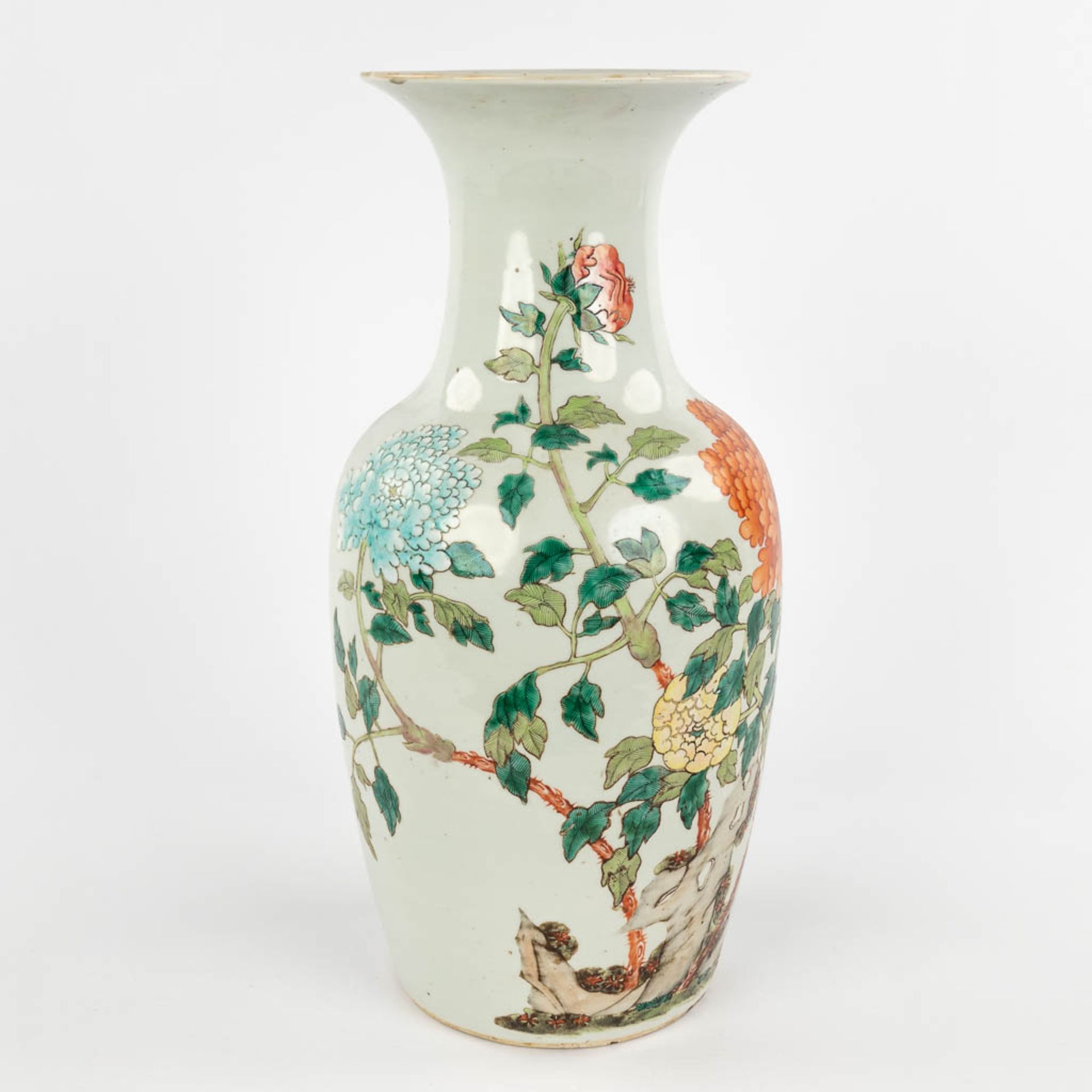 A Chinese vase, decorated with flowers and peonies. 19th/20th C. (H:20 x D:43,5 cm) - Bild 3 aus 15