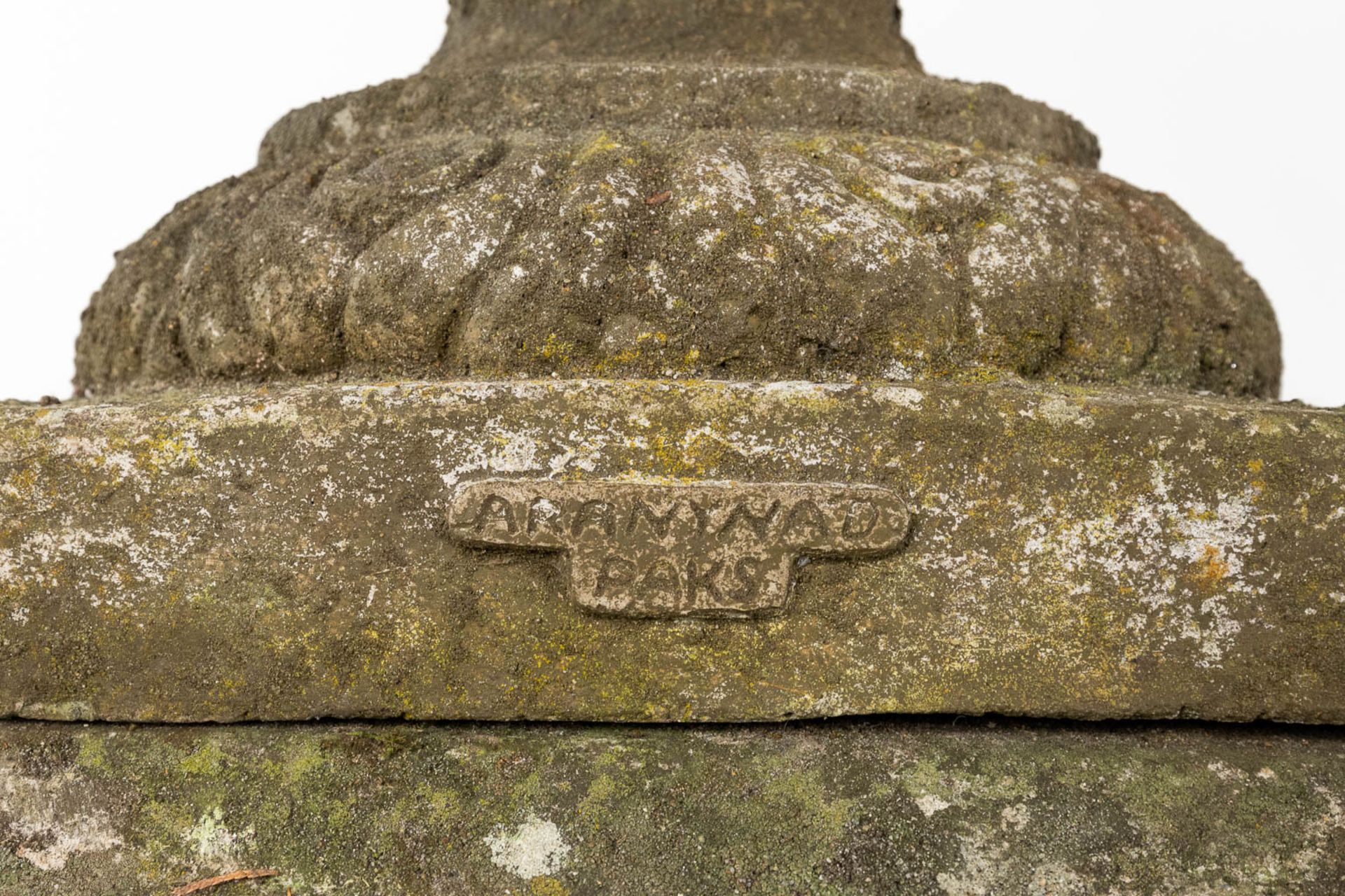 A pair of large urns with a lid, standing on a pedestal, concrete, 20th C. (D:50 x W:67 x H:173 cm) - Image 8 of 8