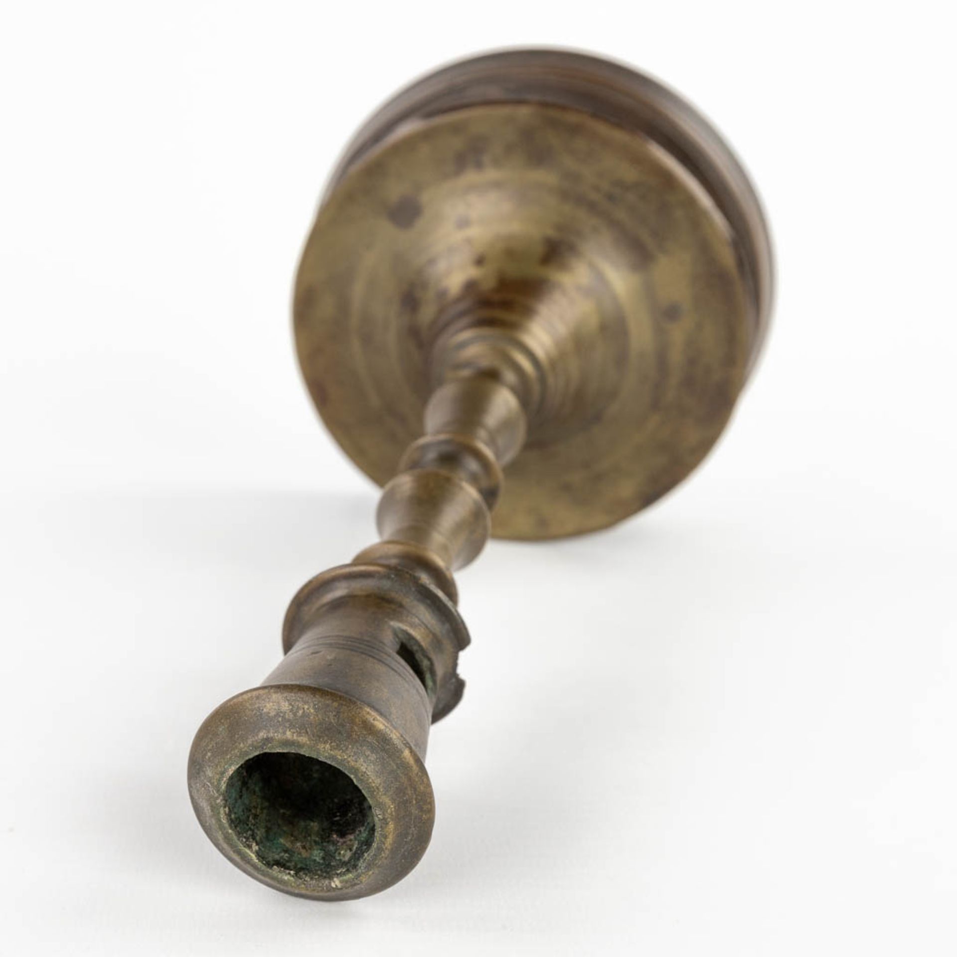 An antique Flemish or Dutch Button candlestick, bronze, 17th C (H:25 x D:13,3 cm) - Image 7 of 9