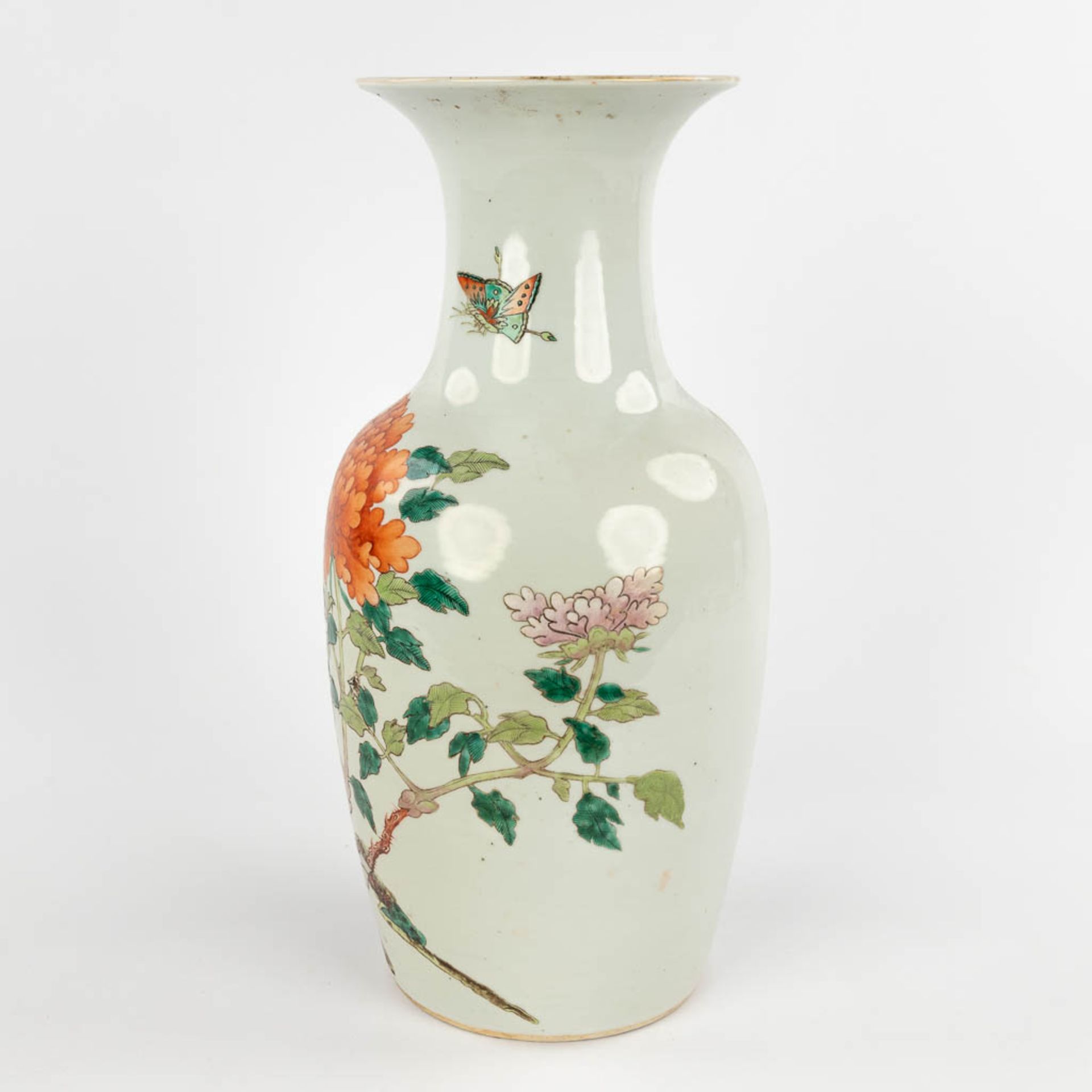 A Chinese vase, decorated with flowers and peonies. 19th/20th C. (H:20 x D:43,5 cm) - Bild 6 aus 15