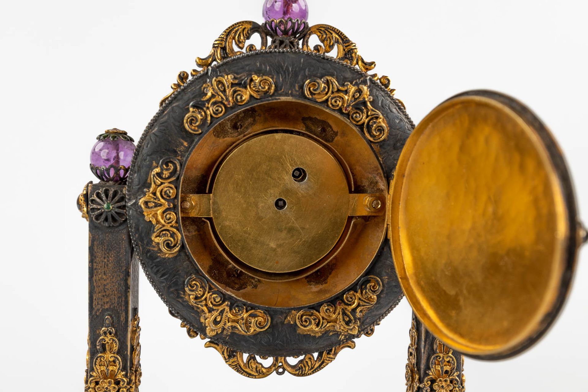 A mantle clock, silver and gold-plated metal and decorated with stone and onyx, pearls. Circa 1900. - Image 13 of 14