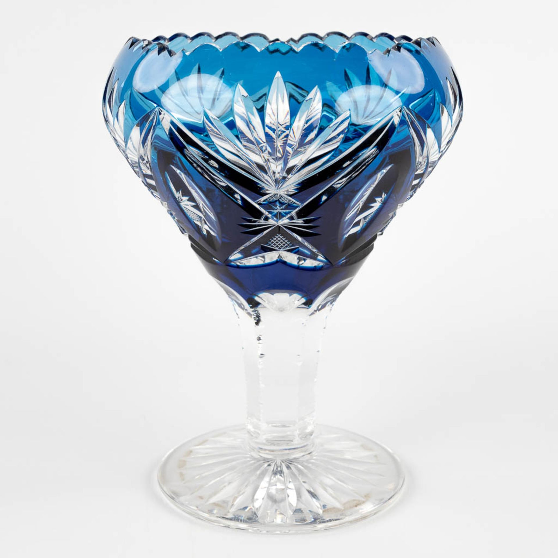Val Saint Lambert a blue coloured and cut cyrstal bowl on a stand. (H:23 x D:18 cm) - Bild 3 aus 12