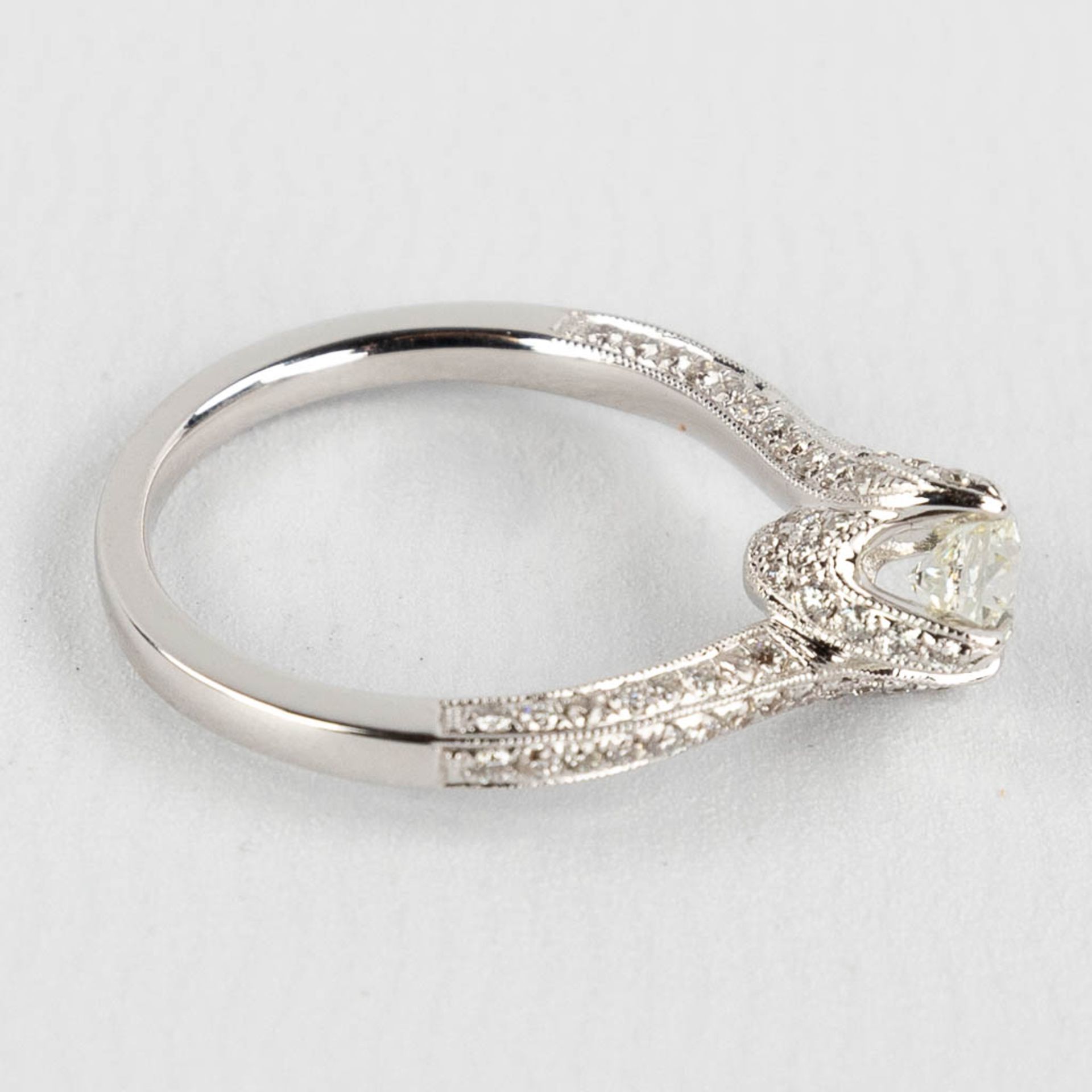 A ring, white gold with brilliant cut diamonds, central stone approximately 0,5ct, total appr. 0,53c - Image 4 of 10