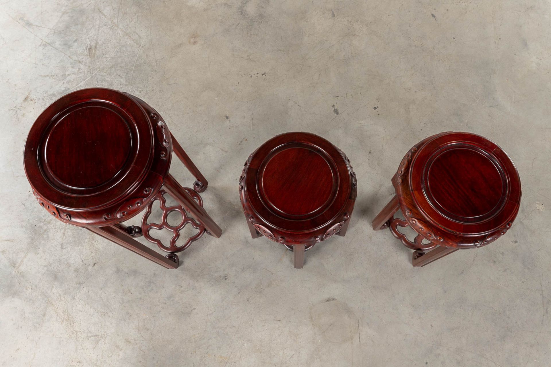 Three Oriental pedestals, sculptured hardwood. 20th C. (H:71 x D:30 cm) - Image 5 of 9