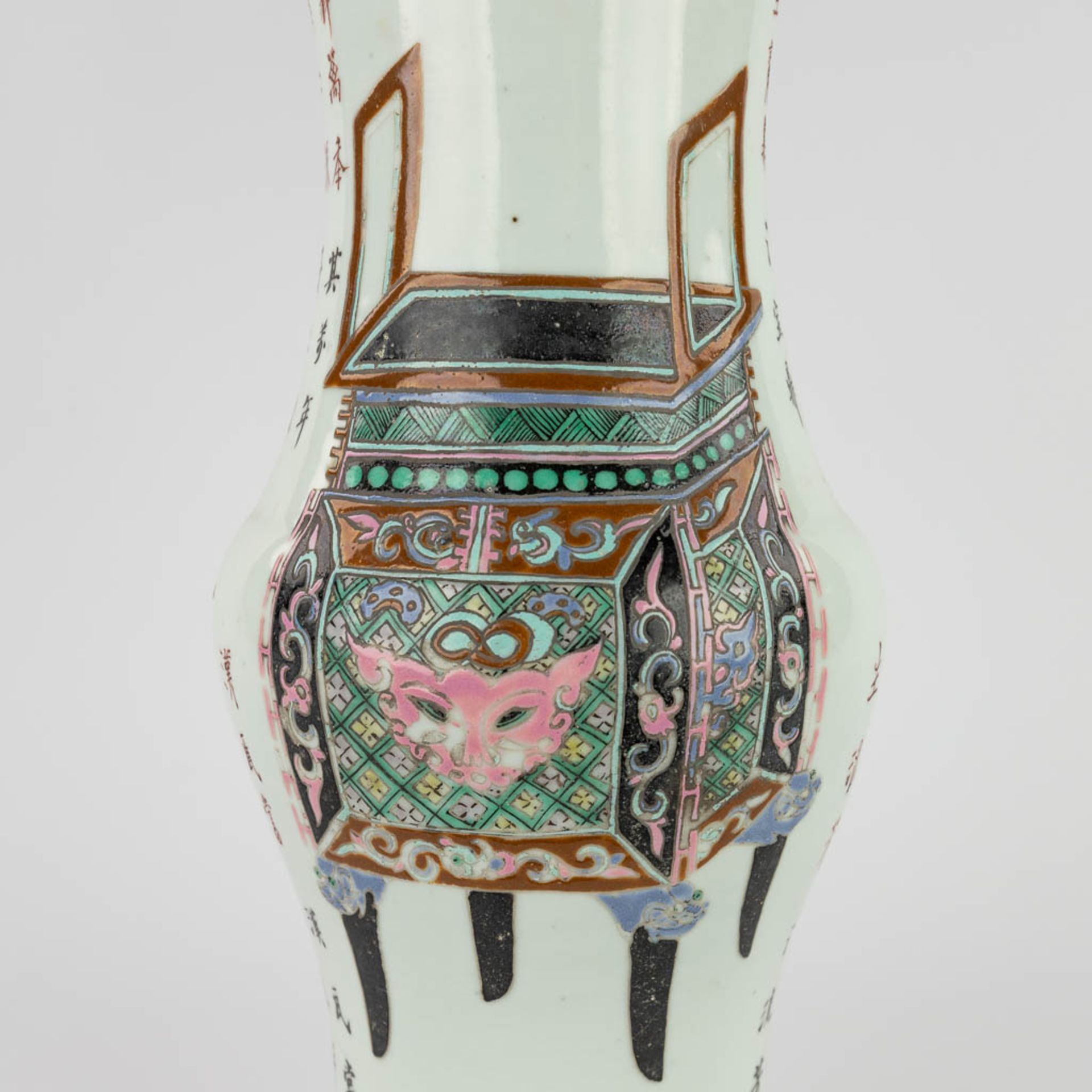 A Chinese Famille Rose Yenyen vase, 19th/20th C. (H:38 x D:20 cm) - Bild 9 aus 13