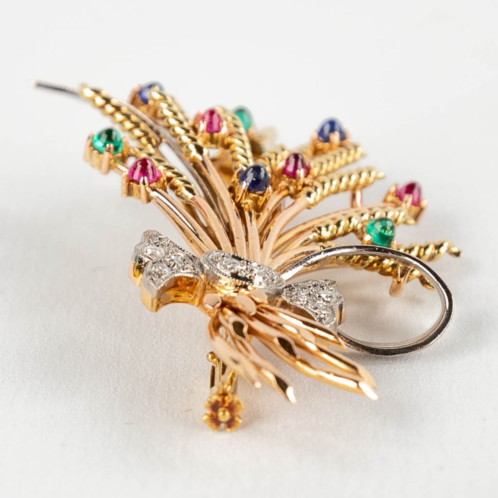 A brooch in the shape of a stack of wheat, with glass cabochons and facetted diamonds. 18kt gold, 13 - Image 6 of 8