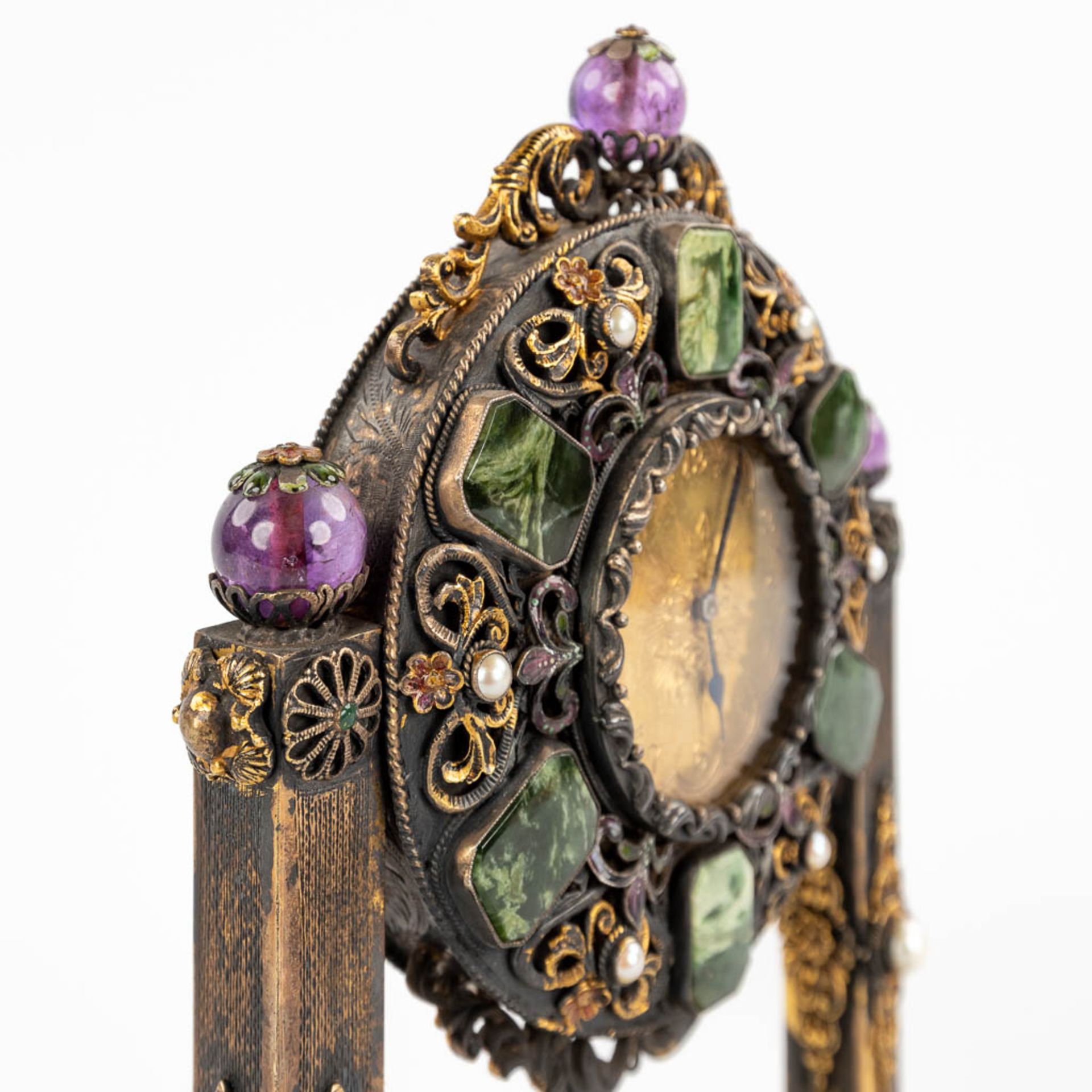 A mantle clock, silver and gold-plated metal and decorated with stone and onyx, pearls. Circa 1900. - Image 9 of 14