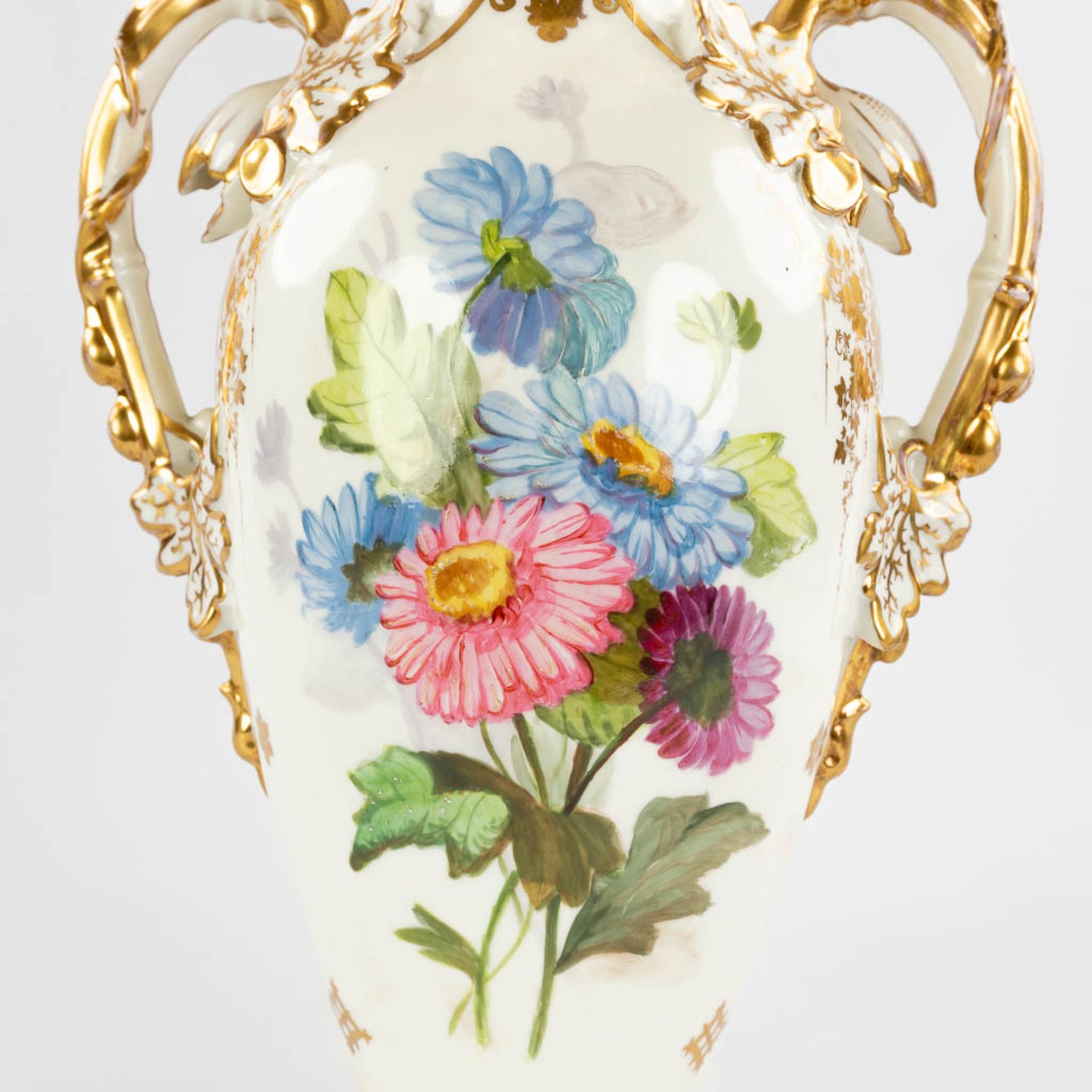 Vieux Bruxelles, a pair of vases with hand-painted flower decor. Circa 1900. (D:18 x W:27 x H:45 cm) - Bild 16 aus 17