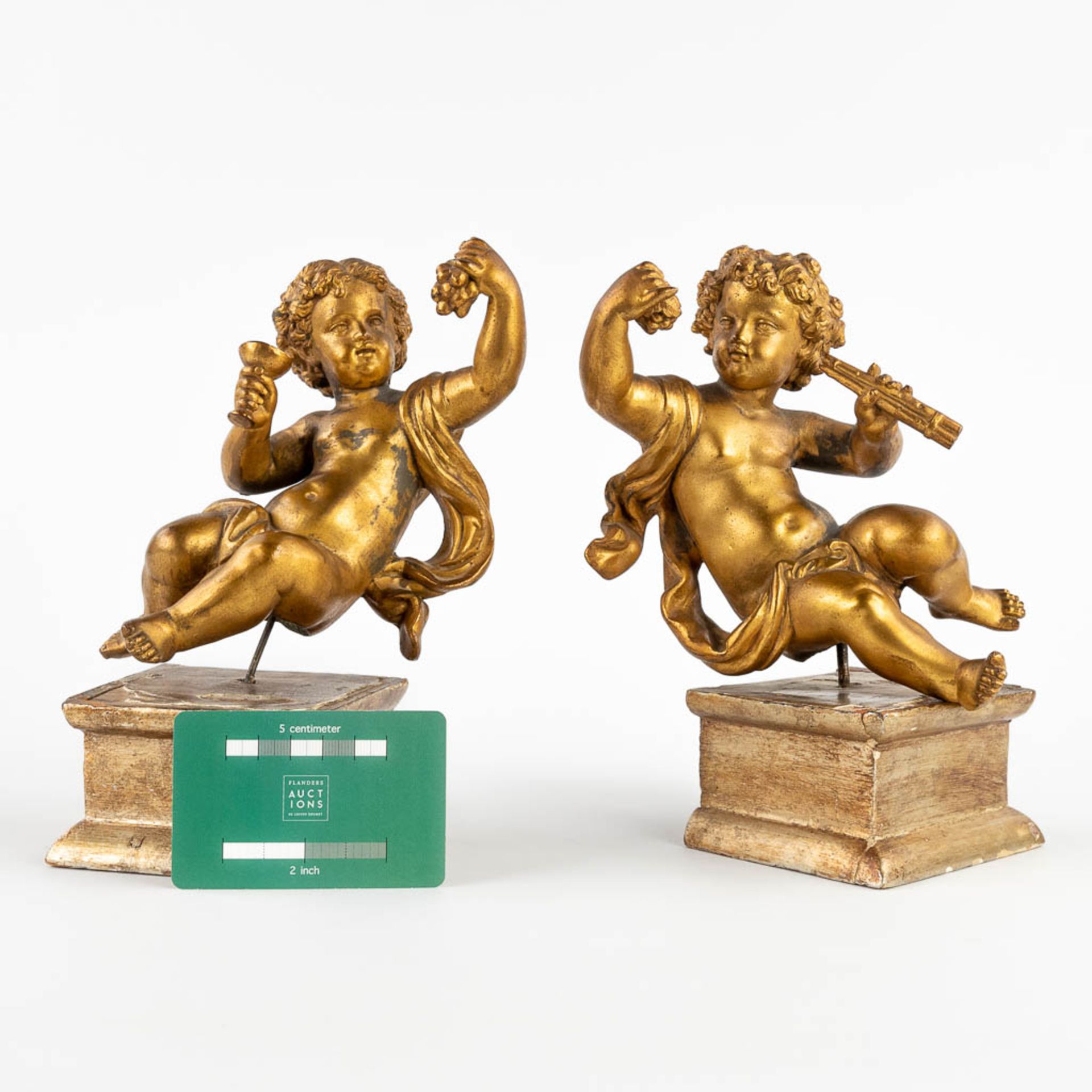 A pair of angels, gilt spelter and mounted on a wood base. 19th C. (W:12 x H:18 cm) - Image 2 of 14