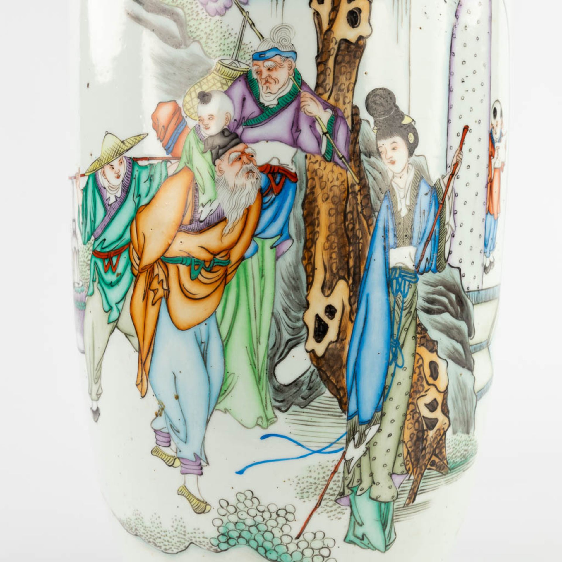 A Chinese vase, decorated with figurines in a garden. 19th/20th C. (H:57 x D:23 cm) - Bild 12 aus 15