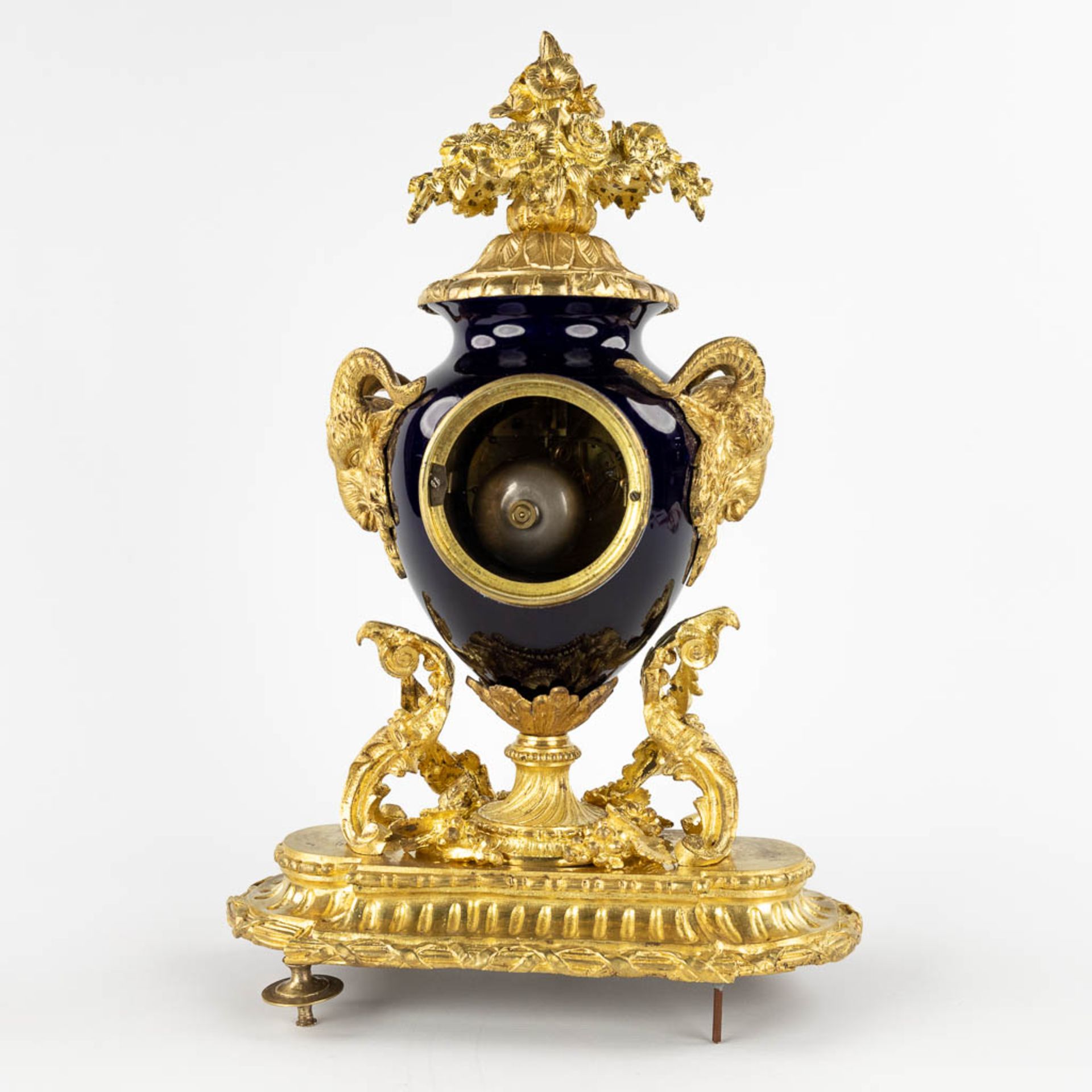 A mantle clock, gold-plated bronze on porcelain, finished with ram's heads. 19th C. (D:17 x W:46 x H - Bild 6 aus 16