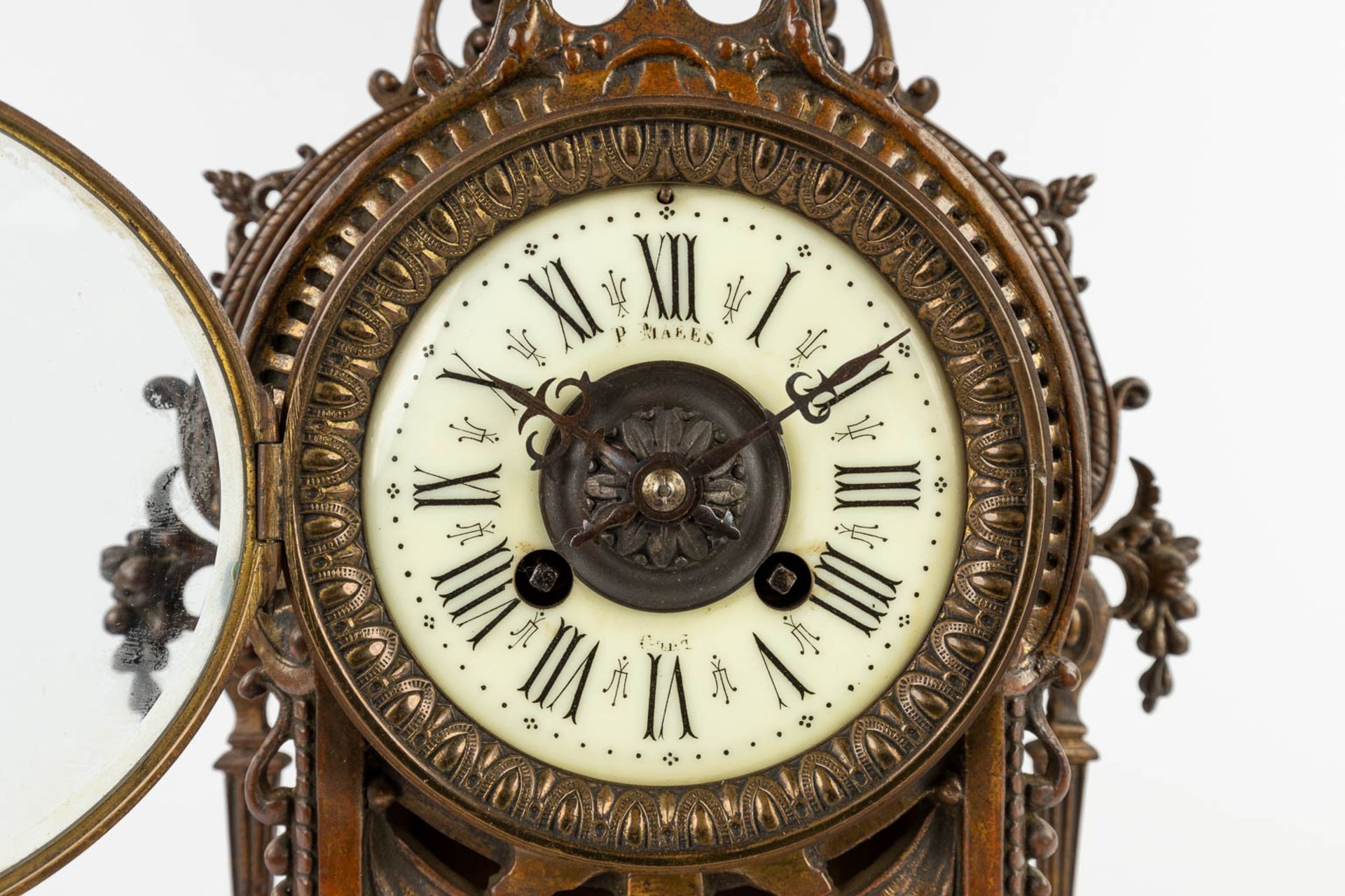 A three-piece mantle garniture clock and candelabra, patinated bronze. Circa 1900. (D:11 x W:22 x H: - Bild 12 aus 15