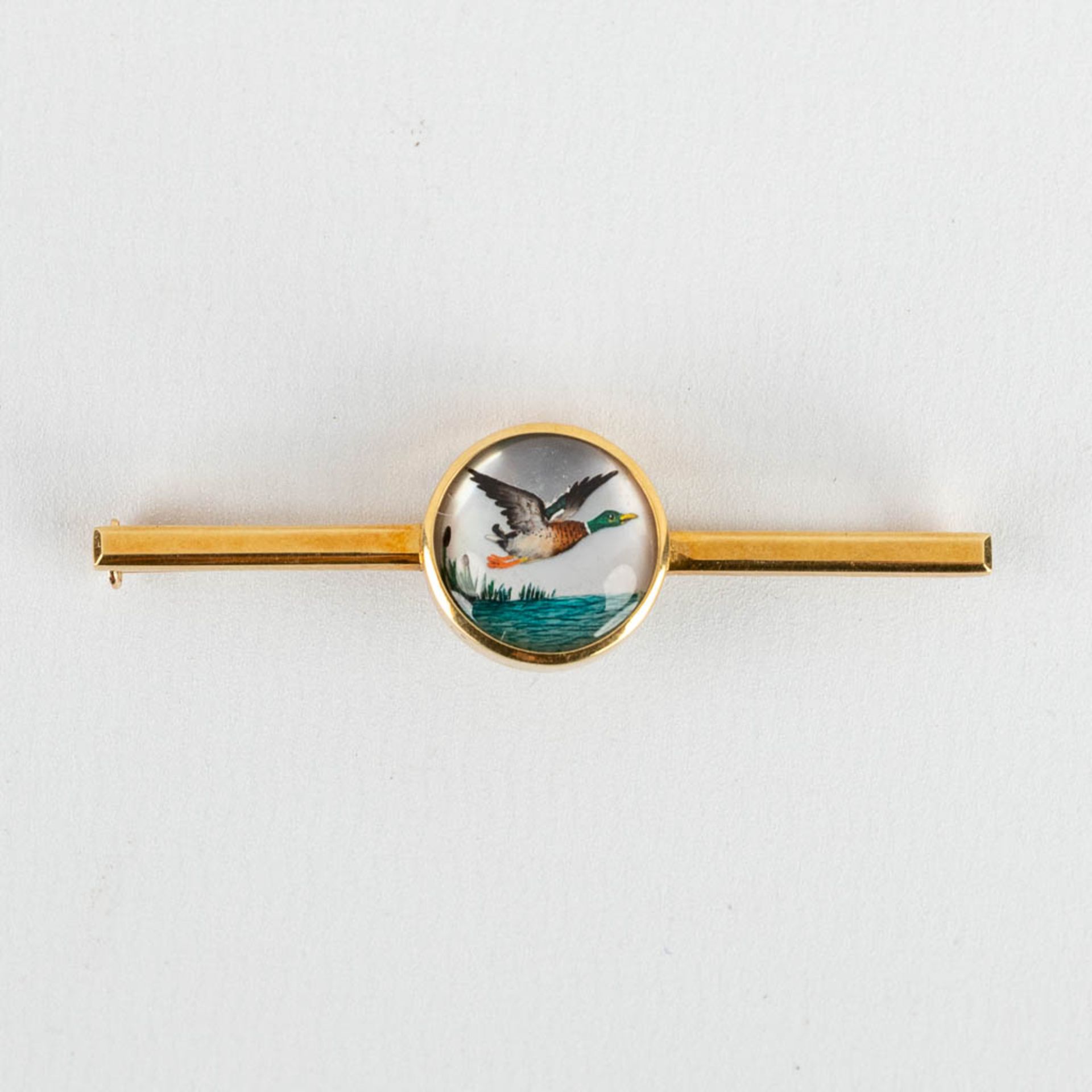 An antique brooch decorated with a miniature duck/mallard image. 18kt gold. - Image 4 of 8