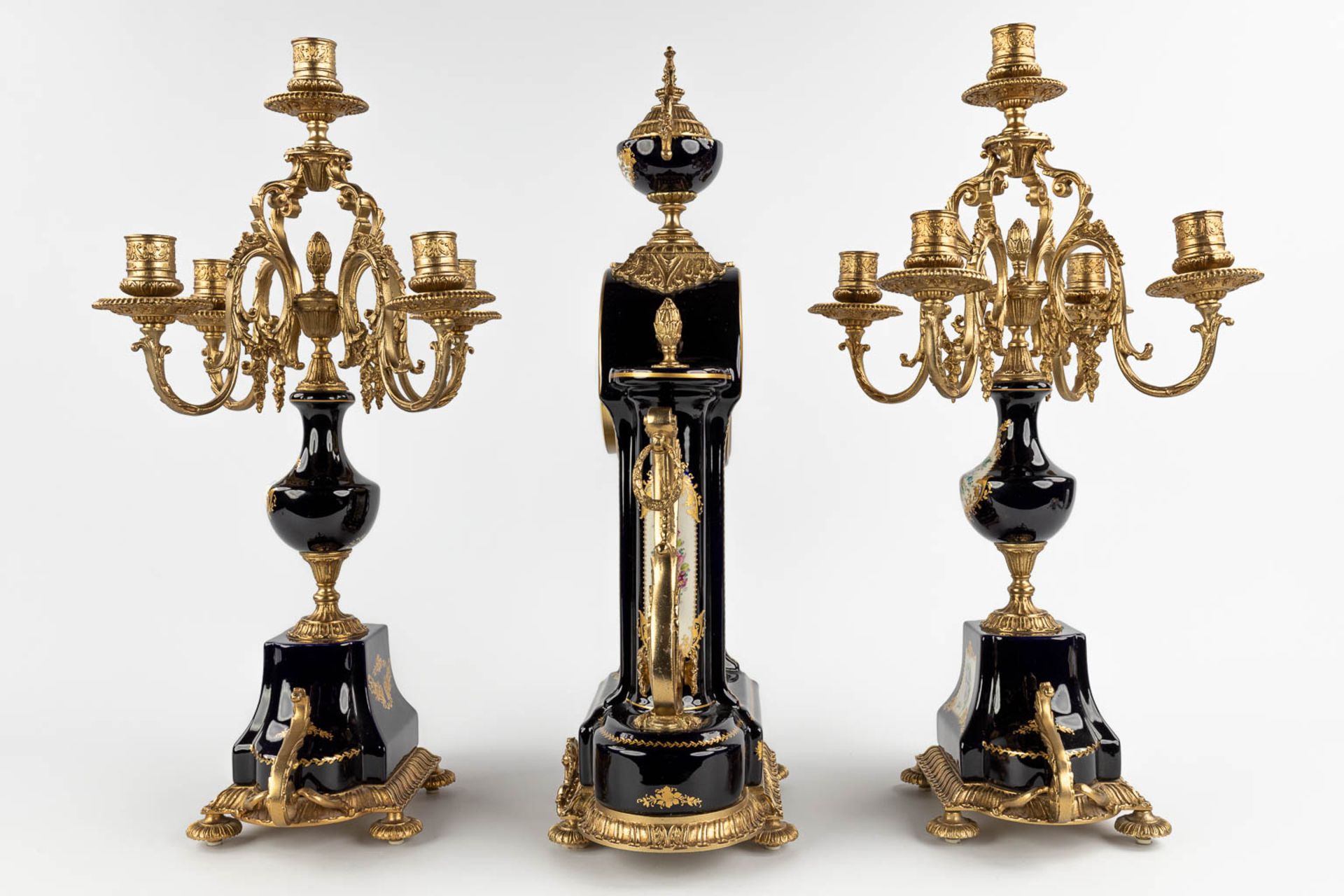 A three-piece mantle garniture clock with candelabra, porcelain mounted with bronze, marked A.C.F. d - Bild 7 aus 19