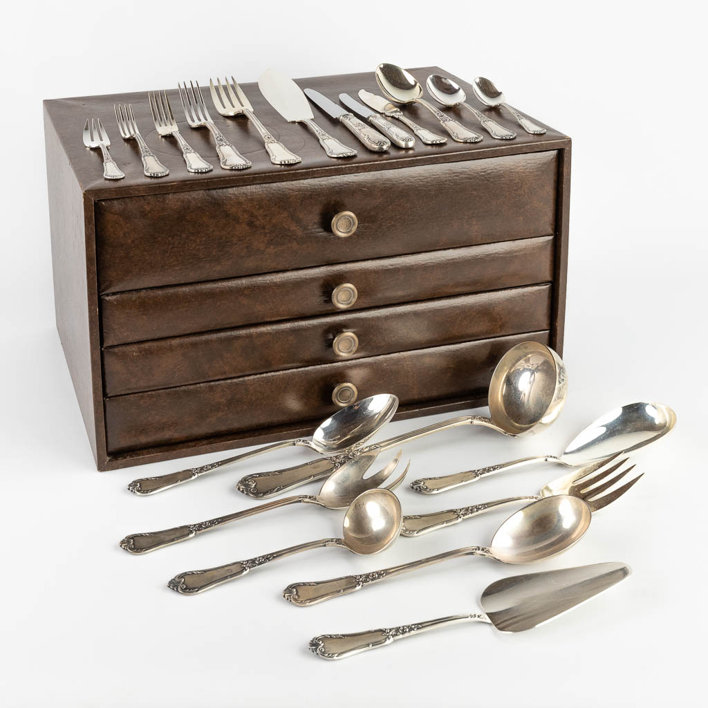 Bruno Wiskemann, Model Régence, a 130-piece silver-plated cutlery in a chest. (D:32 x W:46 x H:27 cm