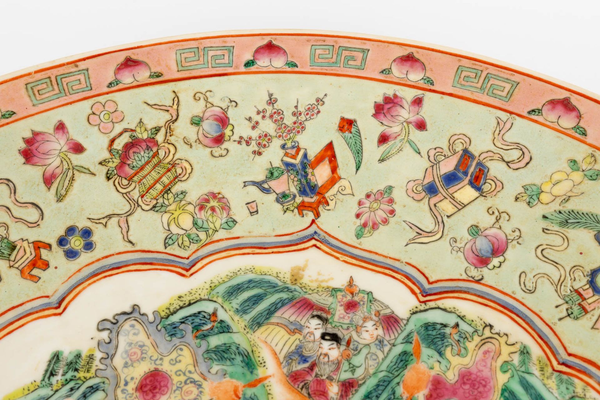 A Chinese Famille Rose plate, decorated with warriors, peaches and antiquities. 19th/20th C. (D:45,5 - Bild 9 aus 12