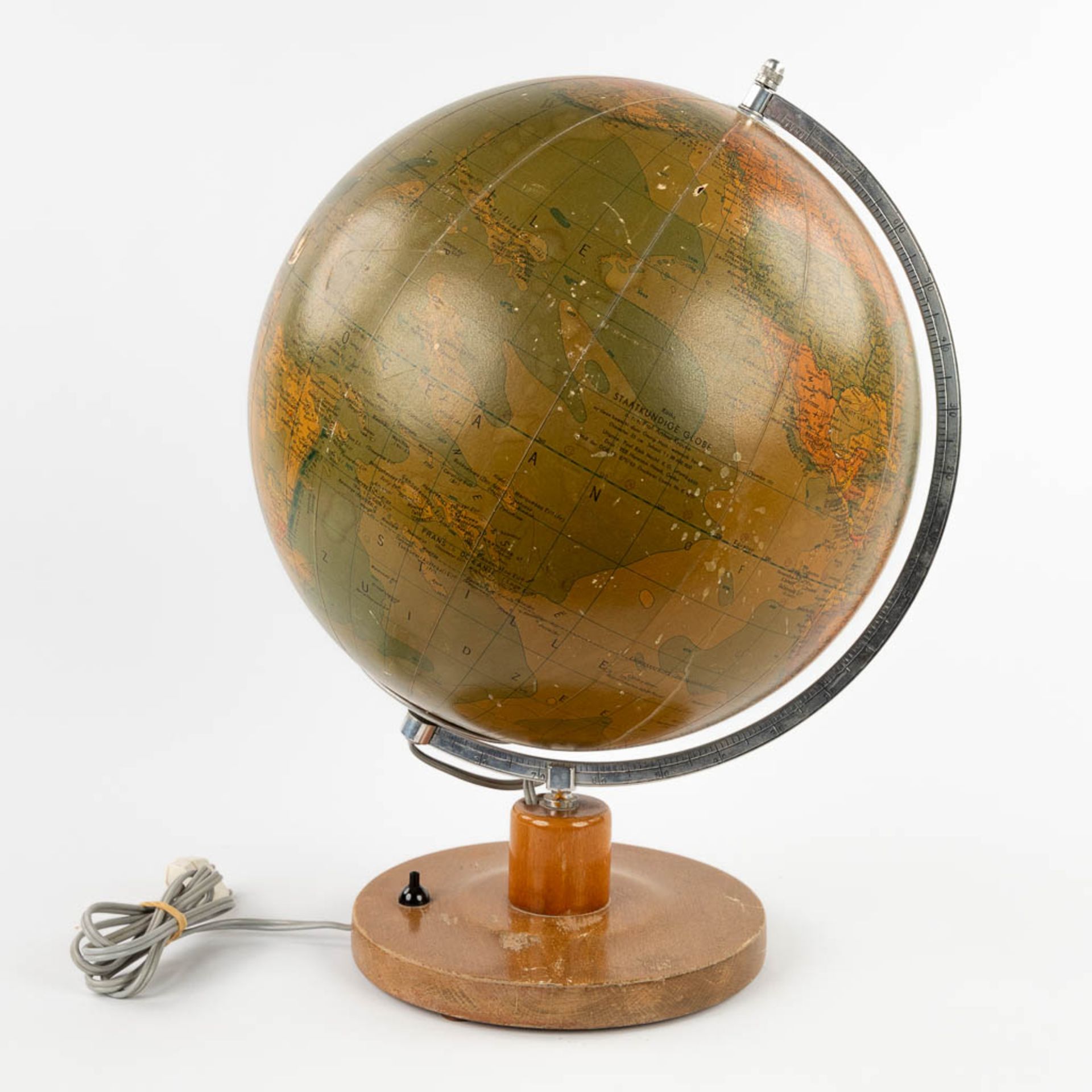 A mid-century globe on a wood base, with illumination. Glass, Circa 1960. (H:46 x D:33 cm) - Image 5 of 16