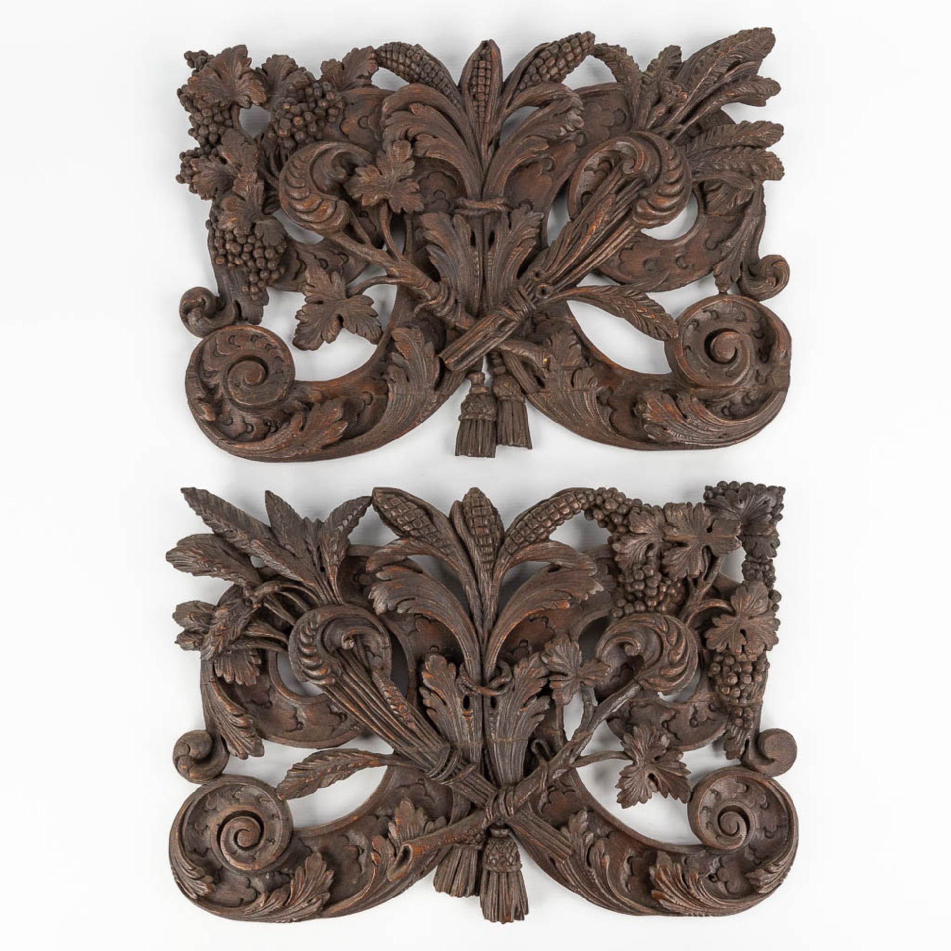 A pair of wood-sculptured panels, decorated with grapes, corn and wheat. 18th C. (W:51 x H:35 cm)