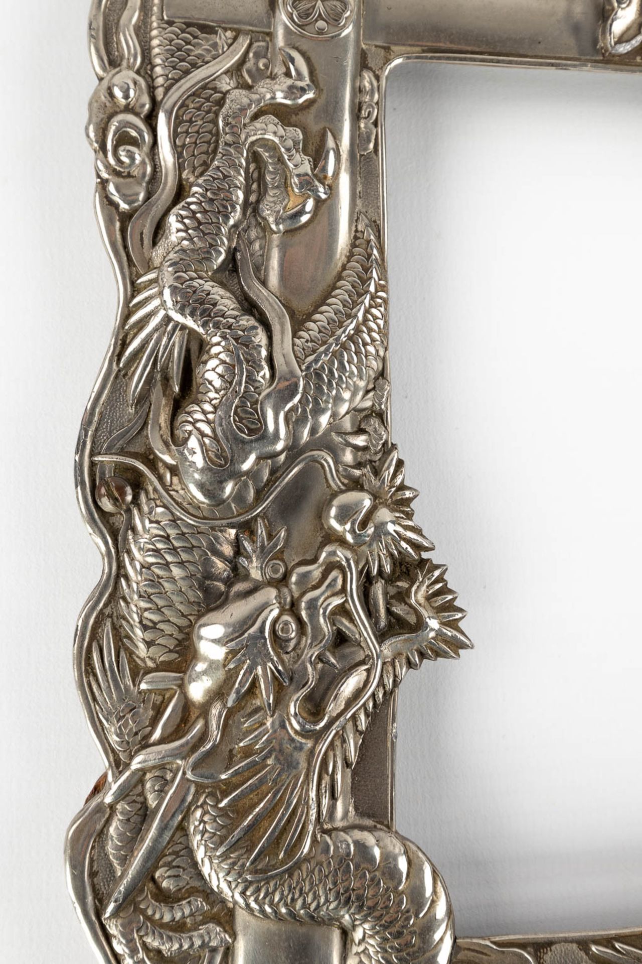 A Chinese picture frame, silver-plated, decorated with dragons near a temple entrance. 20th C. (W:19 - Bild 5 aus 9