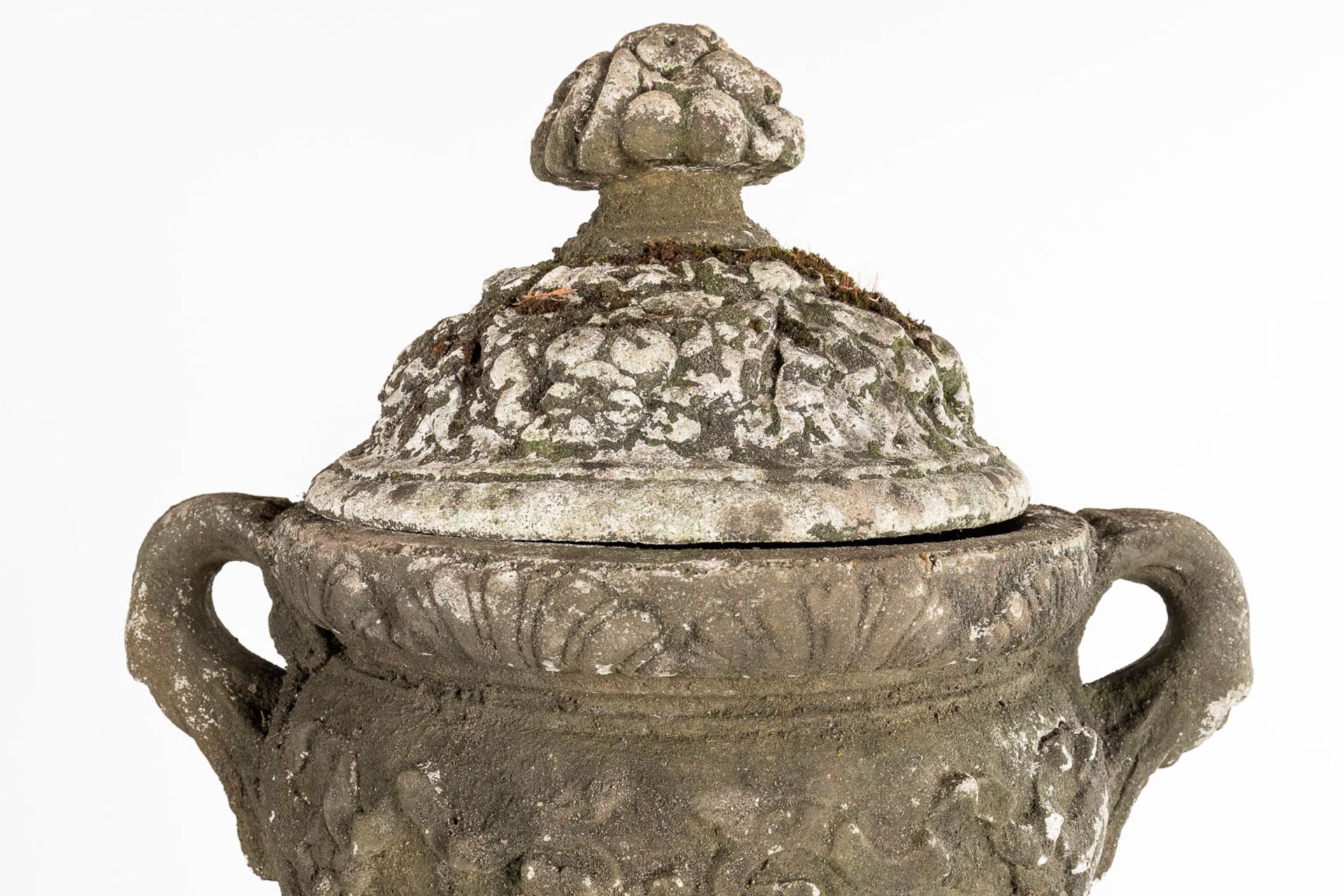 A pair of large urns with a lid, standing on a pedestal, concrete, 20th C. (D:50 x W:67 x H:173 cm) - Image 4 of 8