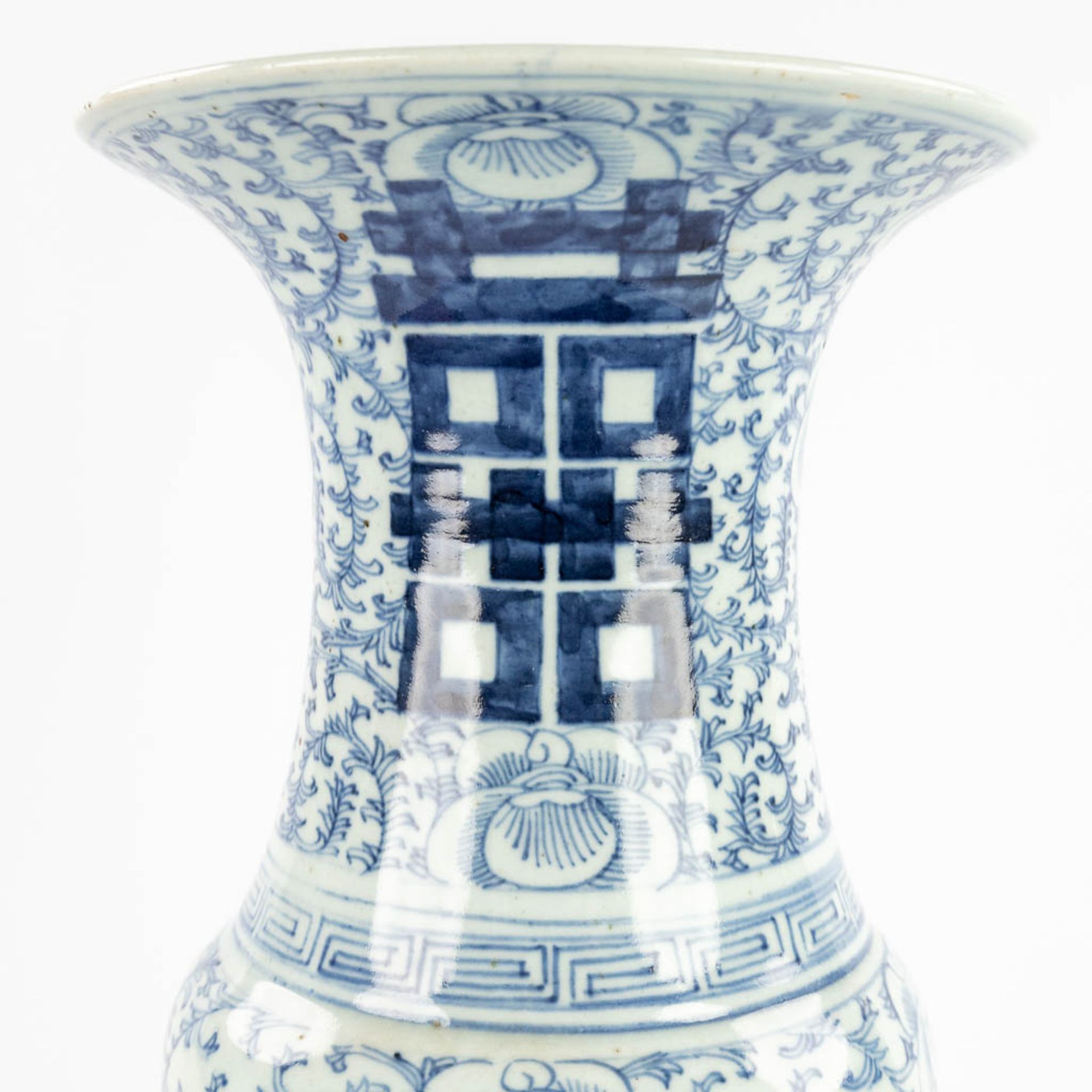 Two Chinese blue-white vases with double Xi-signs of happiness. 19th/20th C. (H:42 x D:25 cm) - Bild 10 aus 18