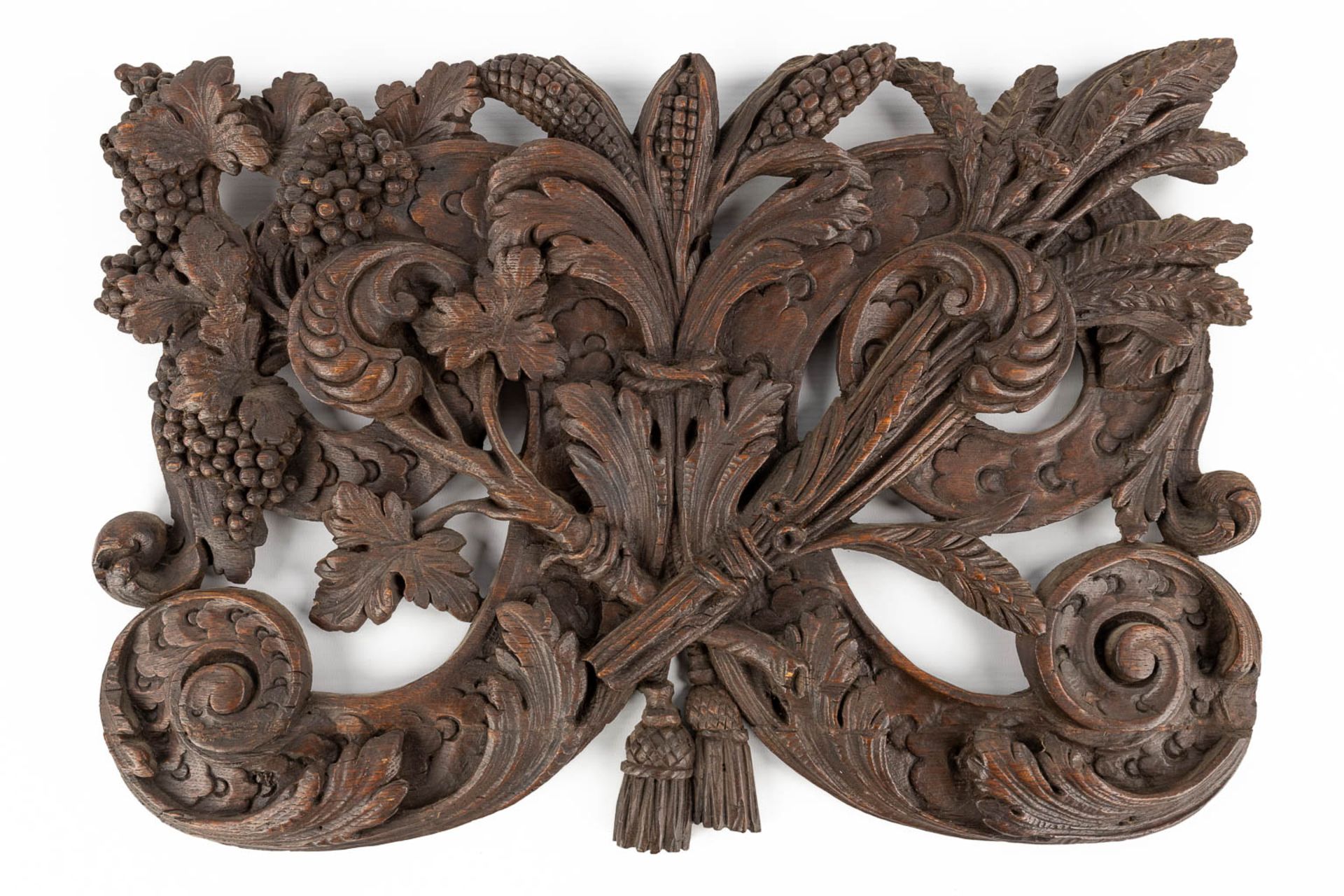 A pair of wood-sculptured panels, decorated with grapes, corn and wheat. 18th C. (W:51 x H:35 cm) - Bild 11 aus 13