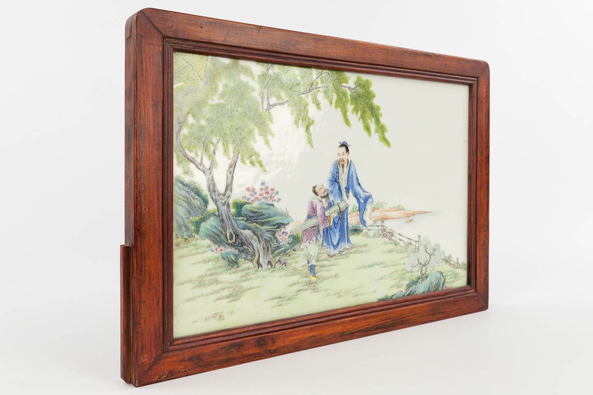 A Chinese decorative table screen with porcelain plaque decorated with wise men, 19th C (W:44 x H:30 - Image 9 of 12