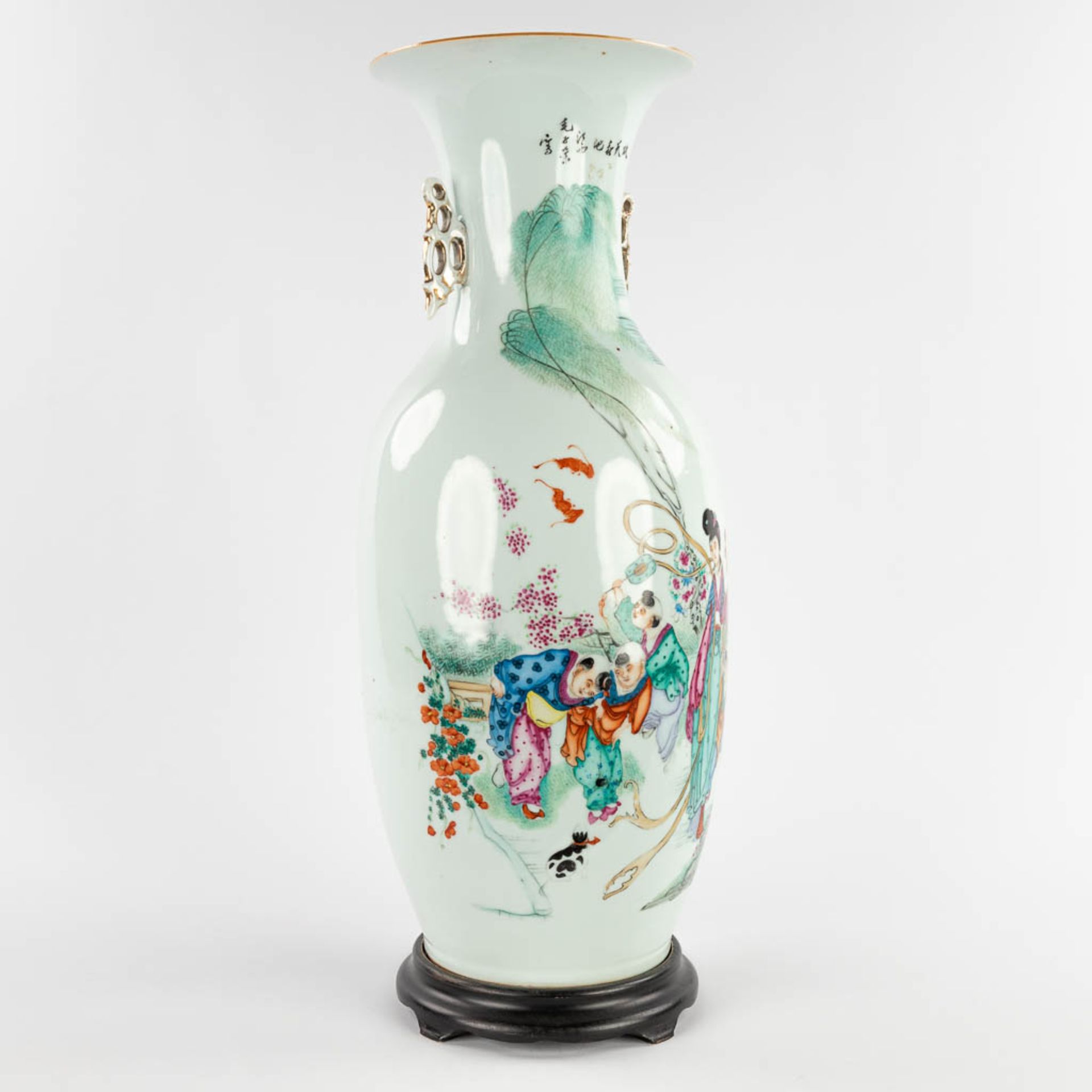 A Chinese vase decorated with a lady and children. 19th/20th C. (H:58 x D:22 cm) - Bild 3 aus 13