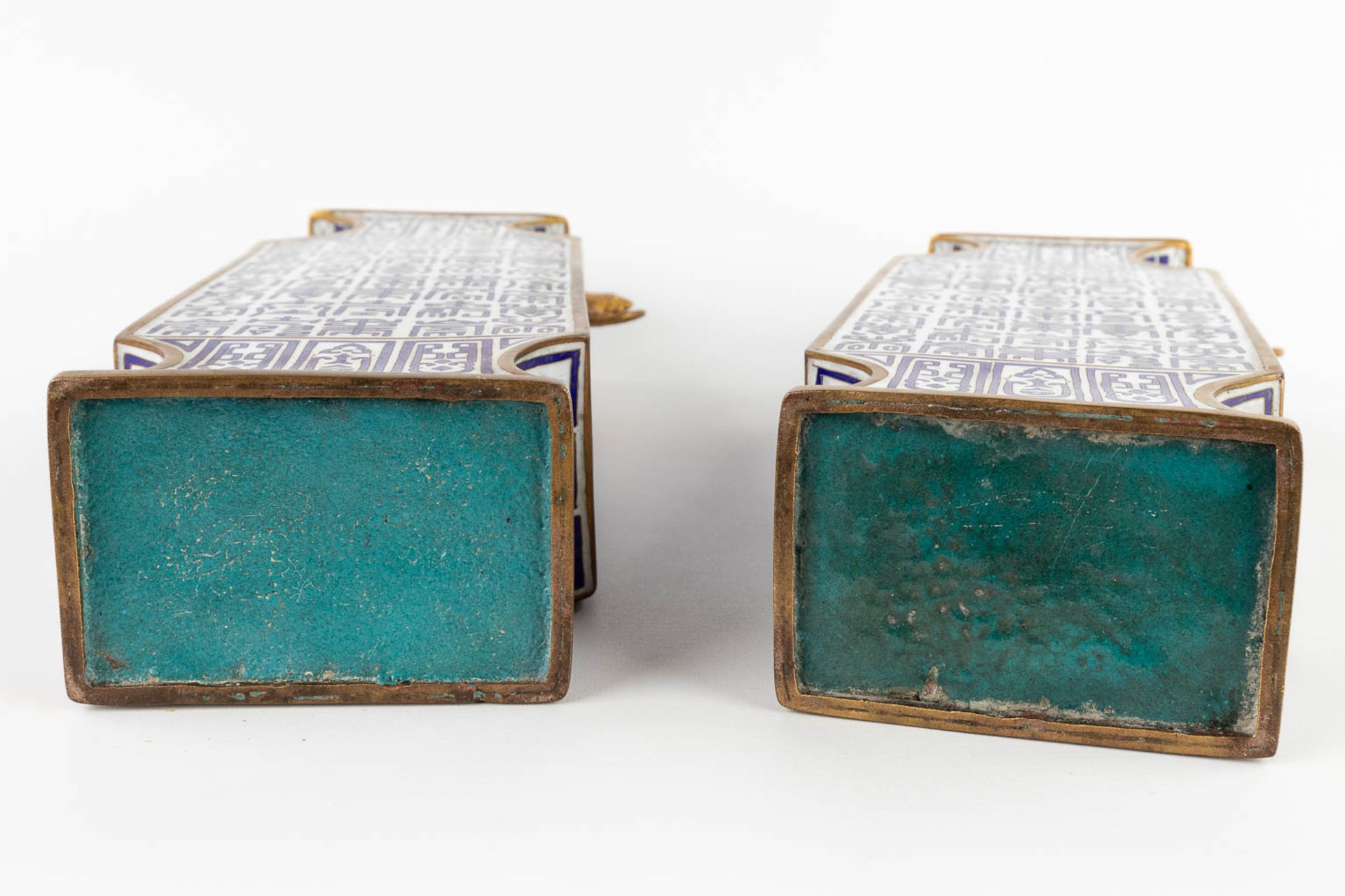 A pair of square Chinese bronze vases decorated with calligraphy in cloisonné enamel. 20th C. (D:8 x - Image 7 of 11