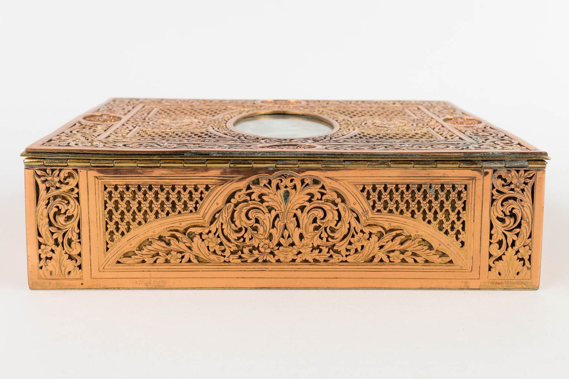 A jewellery box, ajoured brass and finished with a miniature painting. (D:16,7 x W:23 x H:6,5 cm) - Image 6 of 13