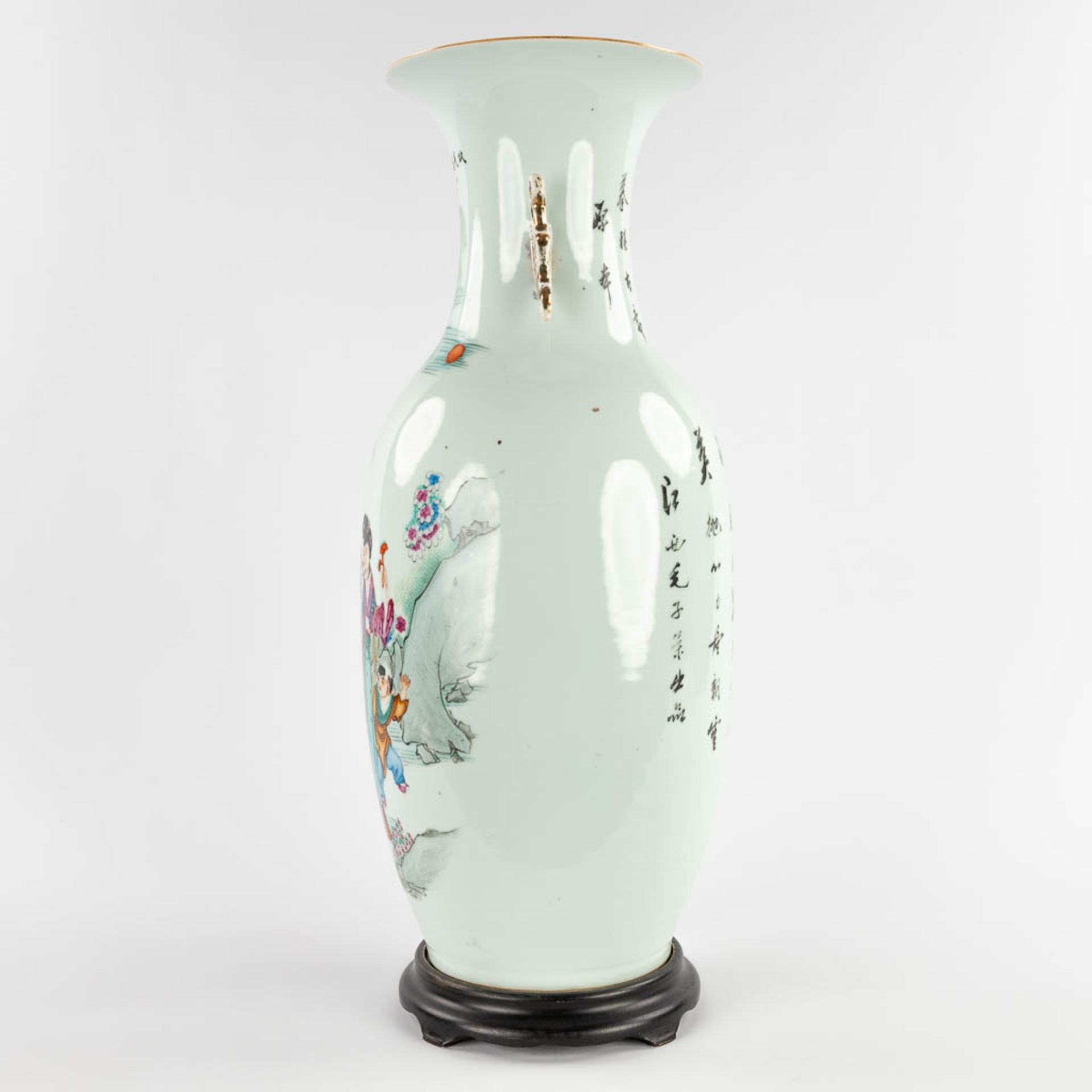 A Chinese vase decorated with a lady and children. 19th/20th C. (H:58 x D:22 cm) - Bild 6 aus 13