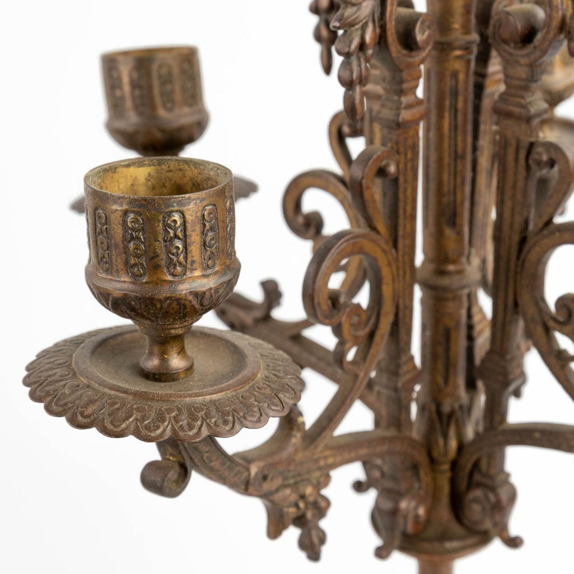 A three-piece mantle garniture clock and candelabra, patinated bronze. Circa 1900. (D:11 x W:22 x H: - Bild 10 aus 15