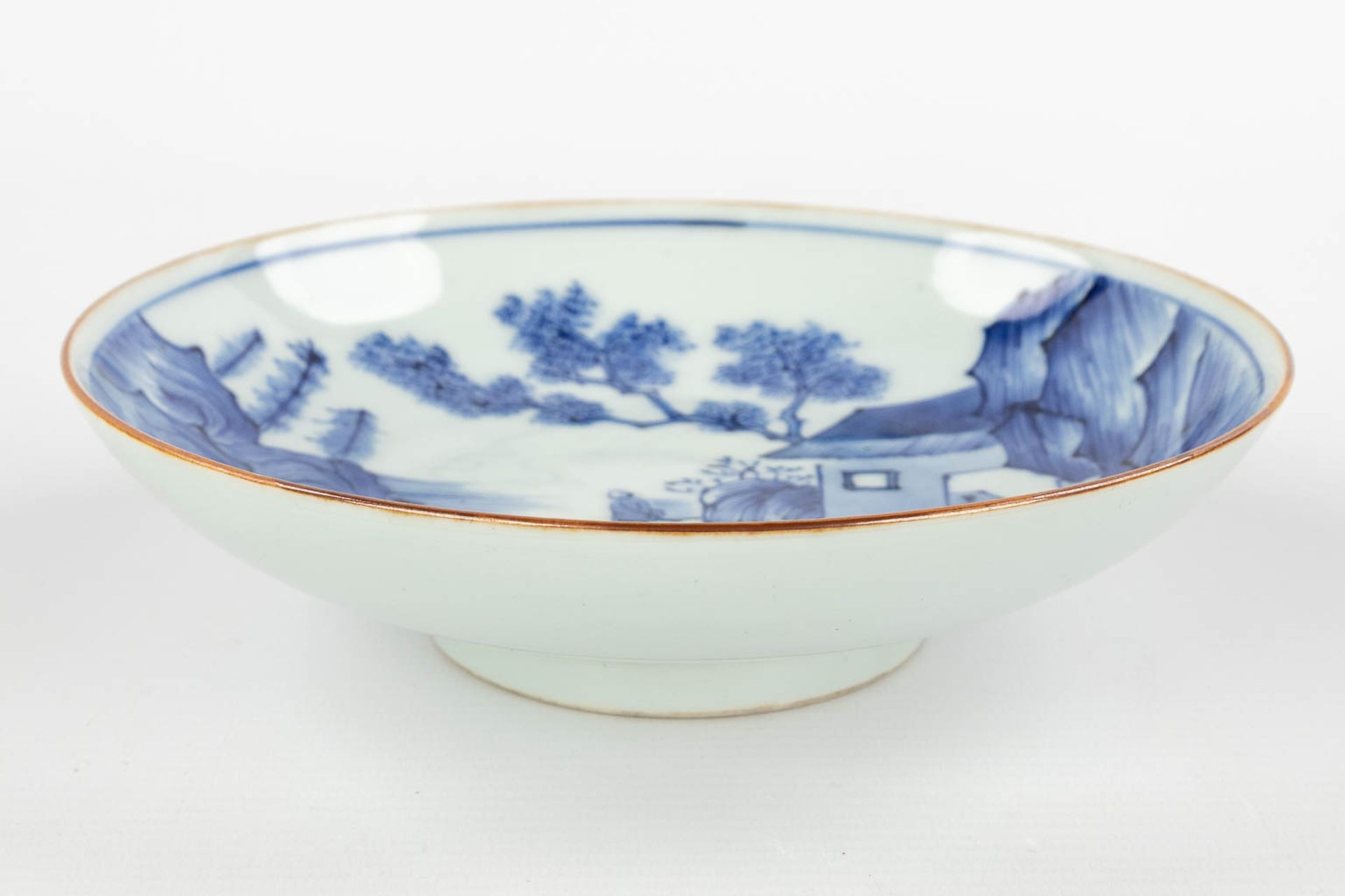 A Chinese bowl with a blue-white mountain landscape and figurines, Jiajing mark. 17th/18th C. (H:5 x - Bild 3 aus 9