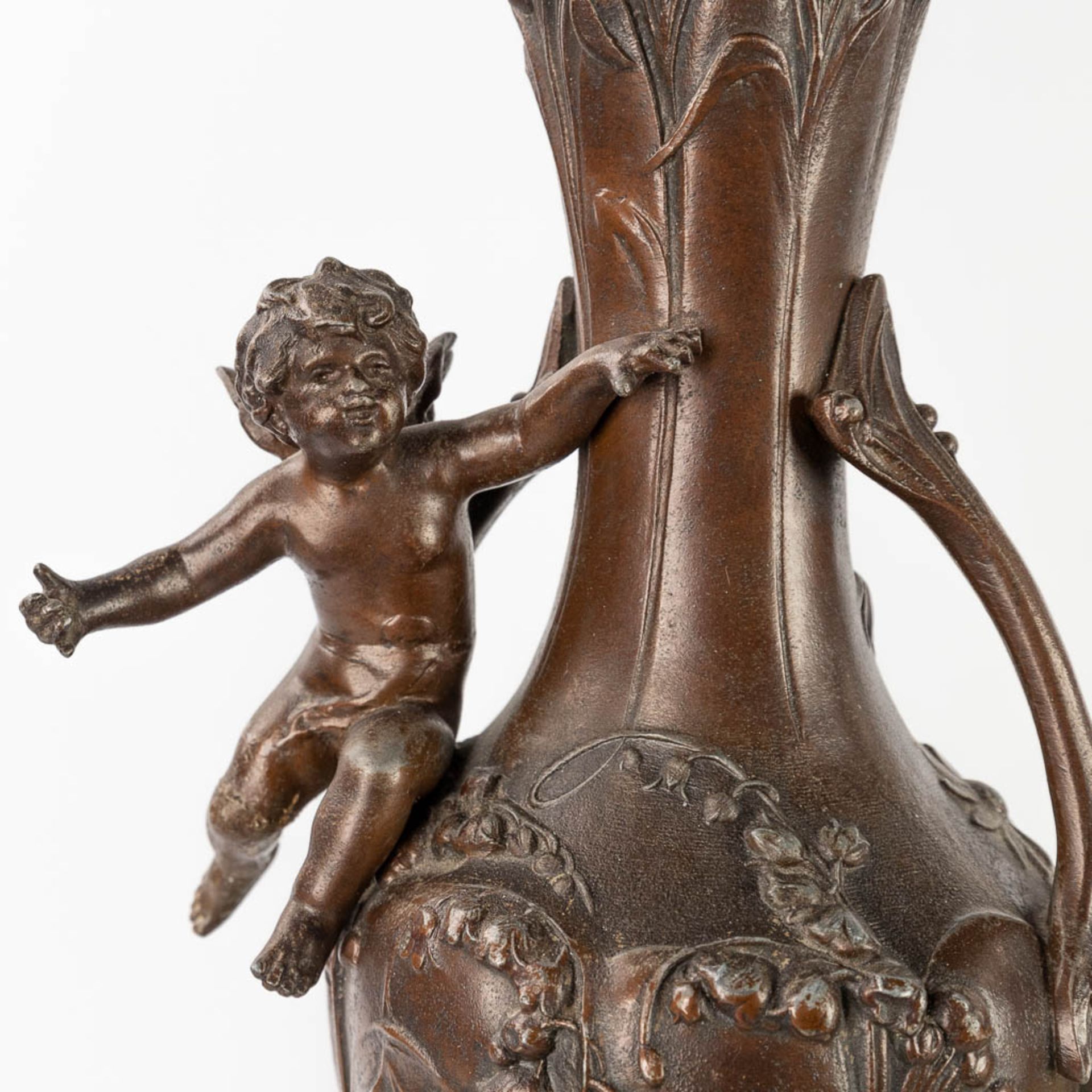 A three-piece mantle garniture clock with side pieces, spelter on an onyx base. 19th C. (D:20 x W:37 - Bild 12 aus 21