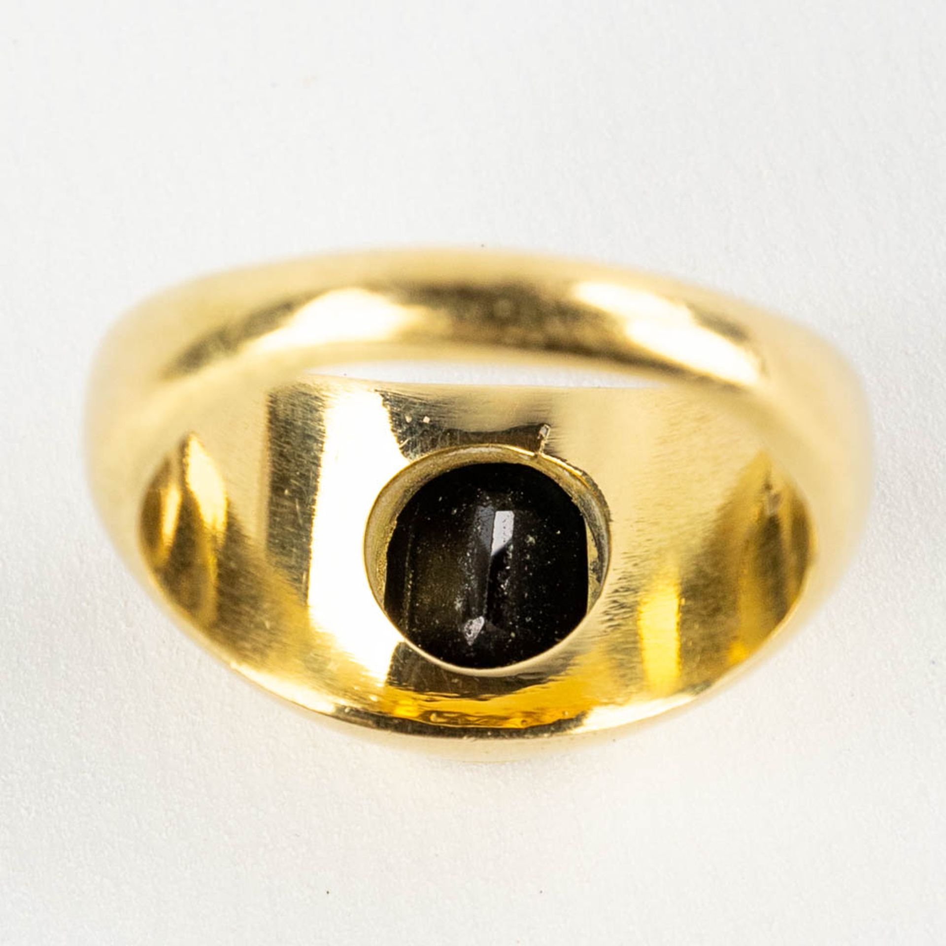 A yellow gold ring with a large facetted sapphire. 22,56g. - Image 7 of 9